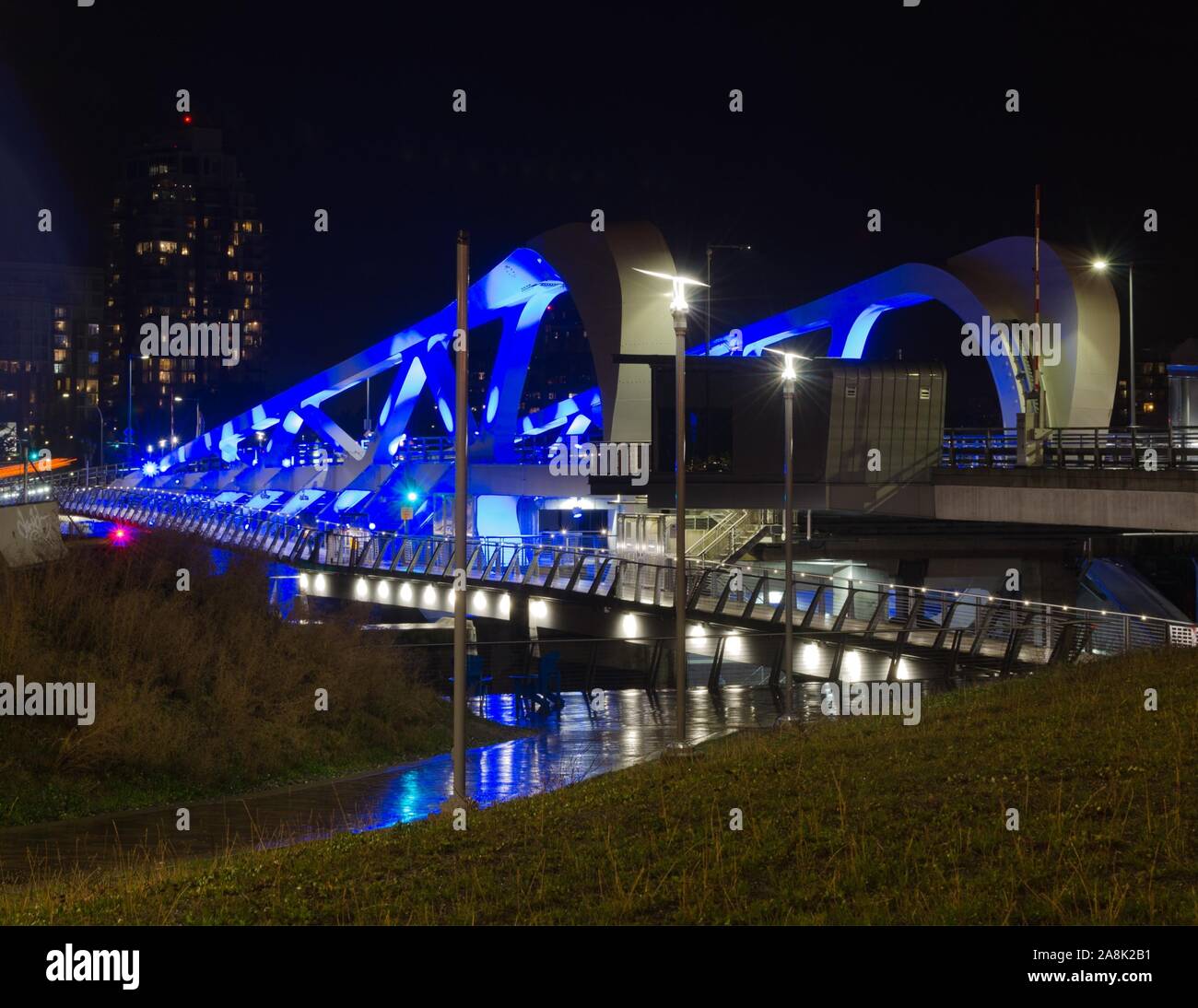 Die schöne neue Johnson Street Bridge in der Innenstadt von Victoria, BC, Kanada, bei Nacht. Stockfoto