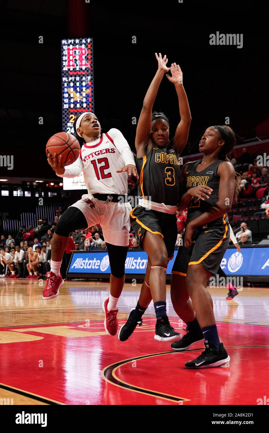 Piscataway, New Jersey, USA. 9 Nov, 2019. Rutgers Scarlet Knights guard KHADAIZHA SANDERS (12) Laufwerke an den Korb gegen Coppin Zustand Eagles guard ALIYAH LAWSON (3) und Coppin Zustand Adler vorwärts OLUWADAMILOLA OLOYEDE (12) an der Rutgers Athletic Center in Piscataway, New Jersey. Quelle: Joel Plummer/ZUMA Draht/Alamy leben Nachrichten Stockfoto