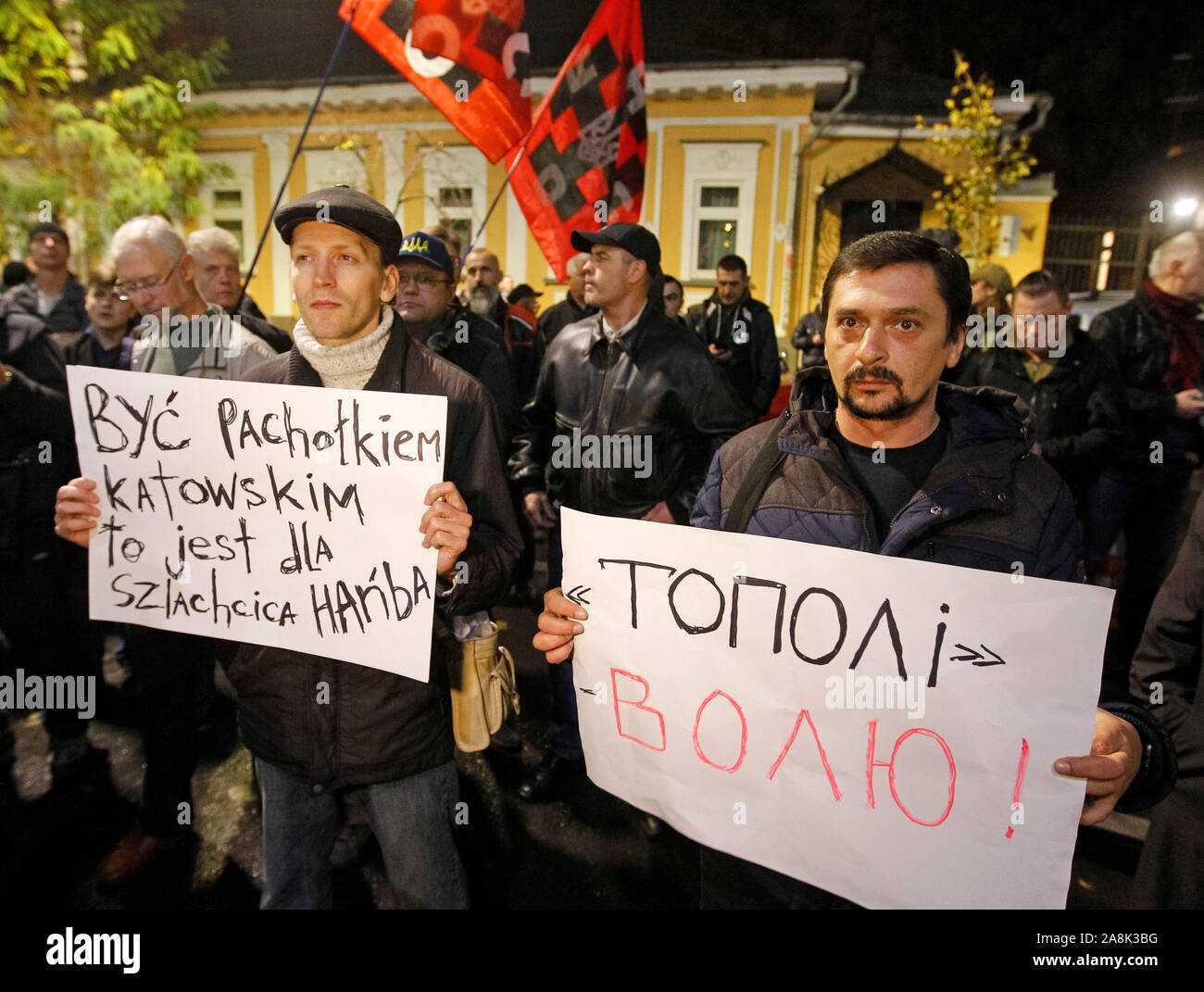 Ukrainische Aktivisten halten Plakate hoch, während der Demonstration. Die Aktivistinnen außerhalb der Polen Botschaft versammelt, mit der Forderung nach Freilassung Ihor Mazur. Die lokalen Medien berichtet, stellvertretender Leiter der UNA-Unso rechtsextremen Partei Ihor Mazur (Rufzeichen Topolya, wurde festgehalten und der Grund für die Inhaftierung sei eine Orientierung durch die Russland veröffentlicht in der Interpol Informationssystem auf der Suche nach Mazur mit Blick auf seine Verhaftung und späteren Auslieferung an Russland, wie lokale Medien berichteten. Stockfoto