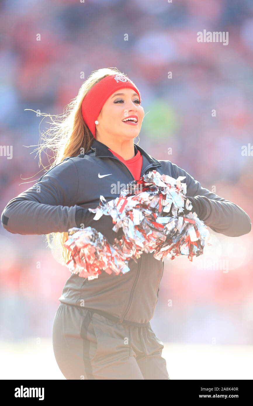 Columbus, Ohio, USA. 9 Nov, 2019. Ohio State Buckeyes Cheerleader während der NCAA Football Spiel zwischen dem Maryland Dosenschildkröten & Ohio State Buckeyes am Ohio Stadium in Columbus, Ohio. JP Waldron/Cal Sport Media/Alamy leben Nachrichten Stockfoto