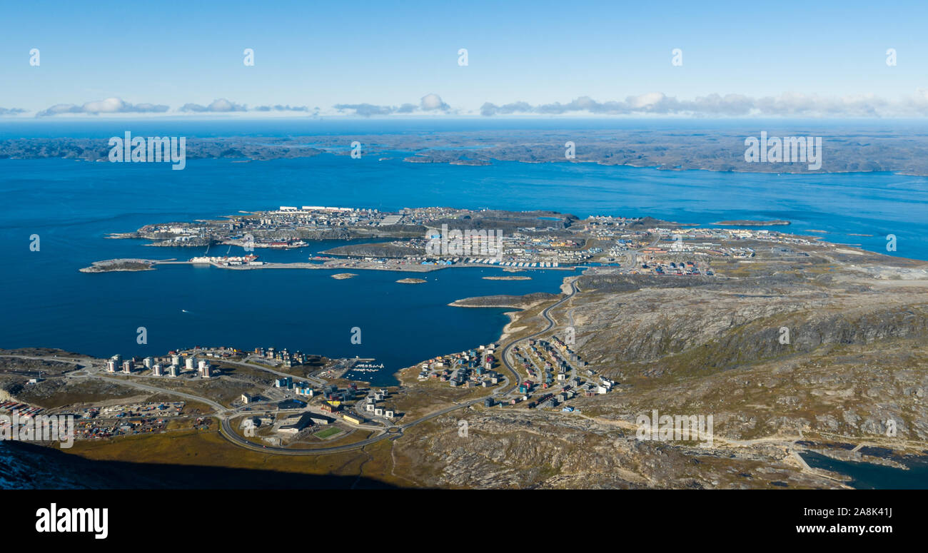 Greenlands Hauptstadt Nuuk - größte Stadt in Grönland Luftaufnahme. Drone Foto von Nuuk aus Luft, aka Godthåb vom Berg Sermitsiaq gesehen auch Nuup Kangerlua Fjord. Stockfoto