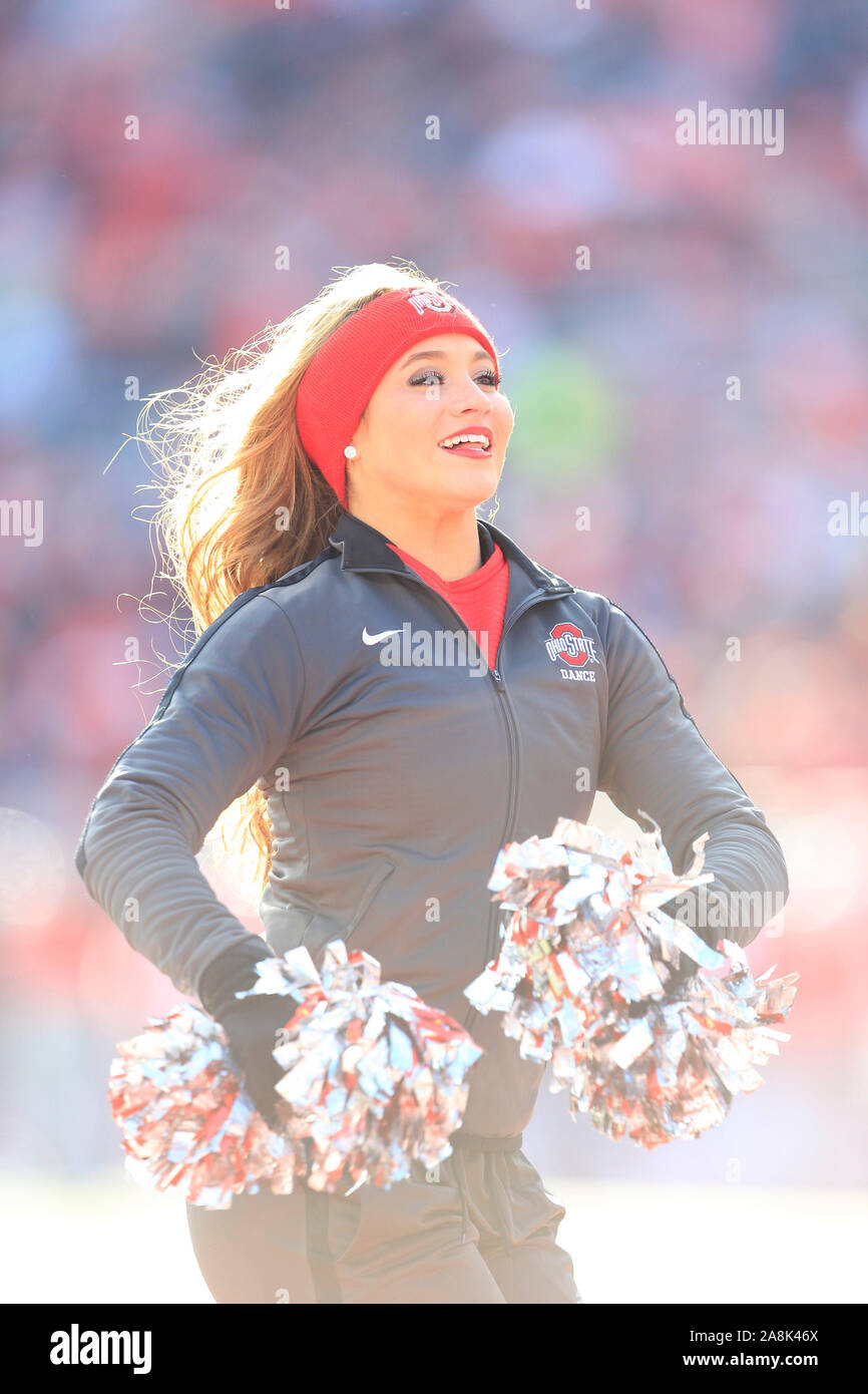 Columbus, Ohio, USA. 9 Nov, 2019. Ohio State Buckeyes Cheerleader während der NCAA Football Spiel zwischen dem Maryland Dosenschildkröten & Ohio State Buckeyes am Ohio Stadium in Columbus, Ohio. JP Waldron/Cal Sport Media/Alamy leben Nachrichten Stockfoto