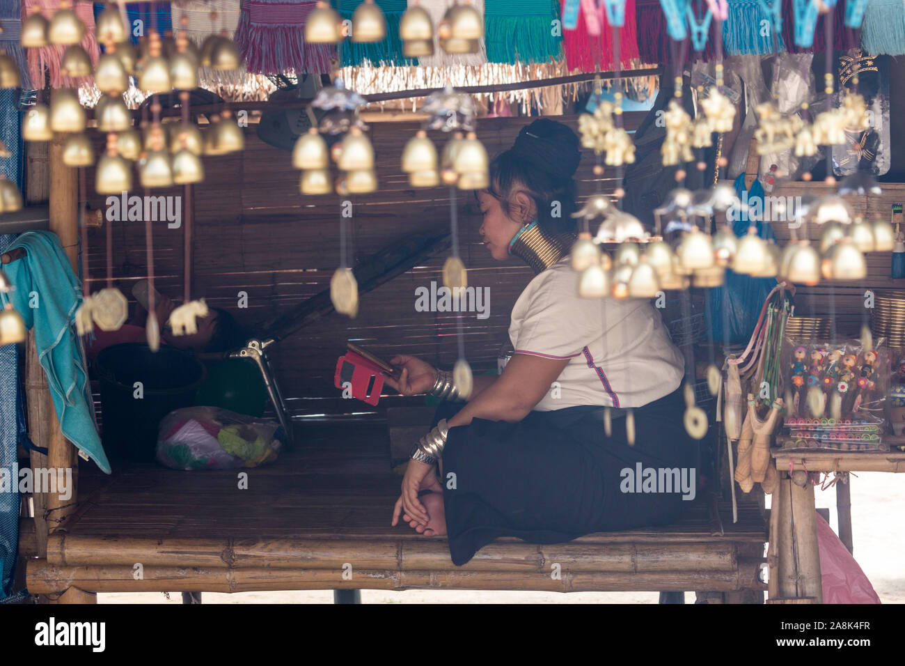 Einen langen Hals Frau oder Paduang, Teil der Karen im Norden von Thailand im traditionellen Bergdorf. Stockfoto