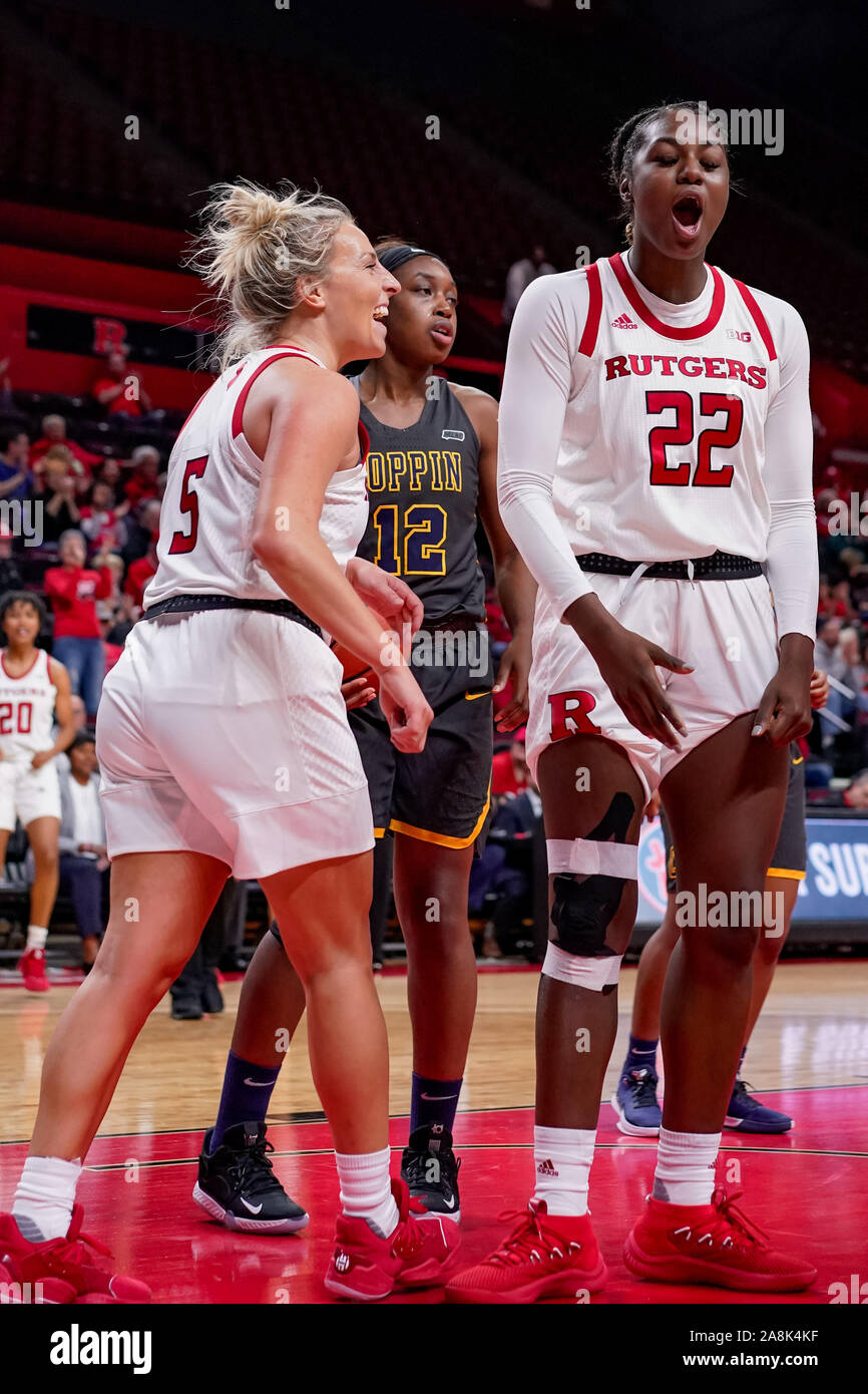 Piscataway, New Jersey, USA. 9 Nov, 2019. Rutgers Scarlet Knights vorwärts TYIA SINGLETON (22) und die Schutzvorrichtung DANIELLE MIGLIORE (5) feiern, nachdem ein Korb im Spiel gegen die Coppin Zustand Adler an der Rutgers Athletic Center in Piscataway, New Jersey. Quelle: Joel Plummer/ZUMA Draht/Alamy leben Nachrichten Stockfoto