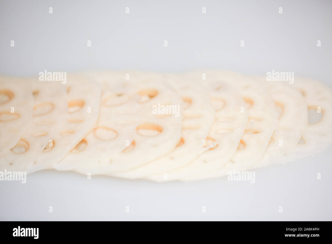 Scheiben frischen Lotus root auf weißem Hintergrund - isoliert (Asiatische Zutaten) - Bild Stockfoto