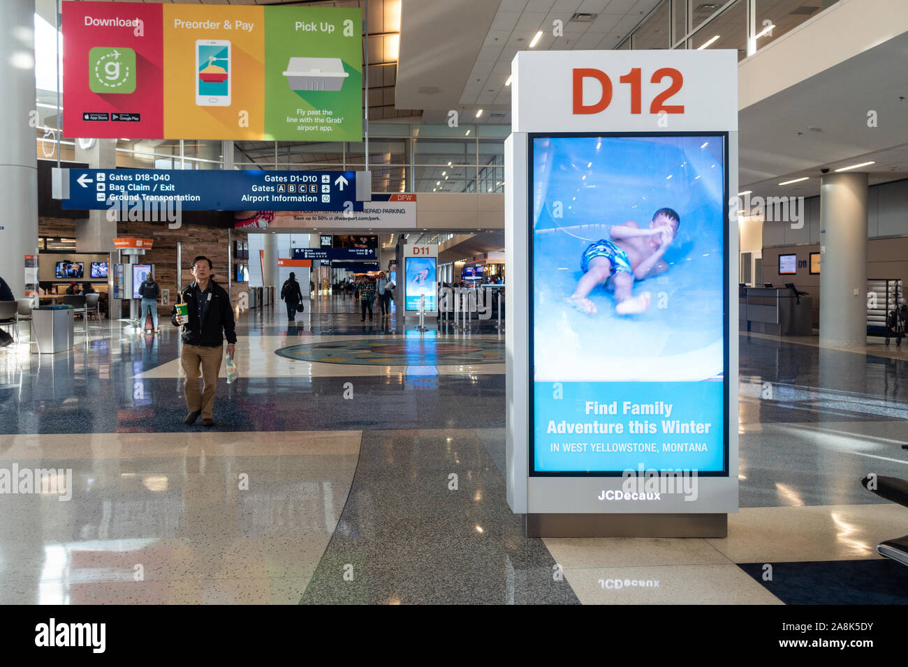 JCDecaux elektronische Werbeflächen in der Abflughalle am Flughafen in Dallas Fort Worth, Texas, USA Stockfoto