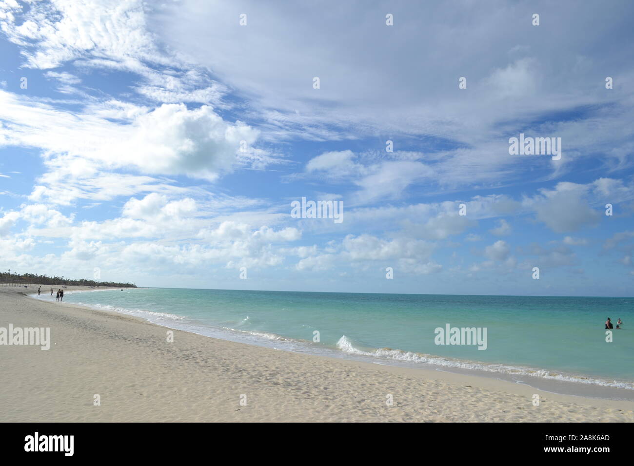 Kleine surf und Sky im kubanischen Strand Stockfoto
