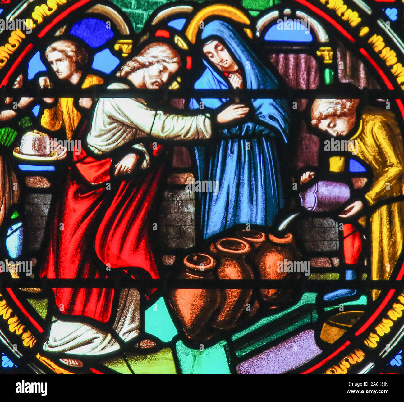 Glasmalereien in der Kapelle Notre-Dame-des-flots (1857) in Sainte Adresse, Le Havre, Frankreich, Darstellung von Jesus verwandelt Wasser in Wein auf der Ma Stockfoto