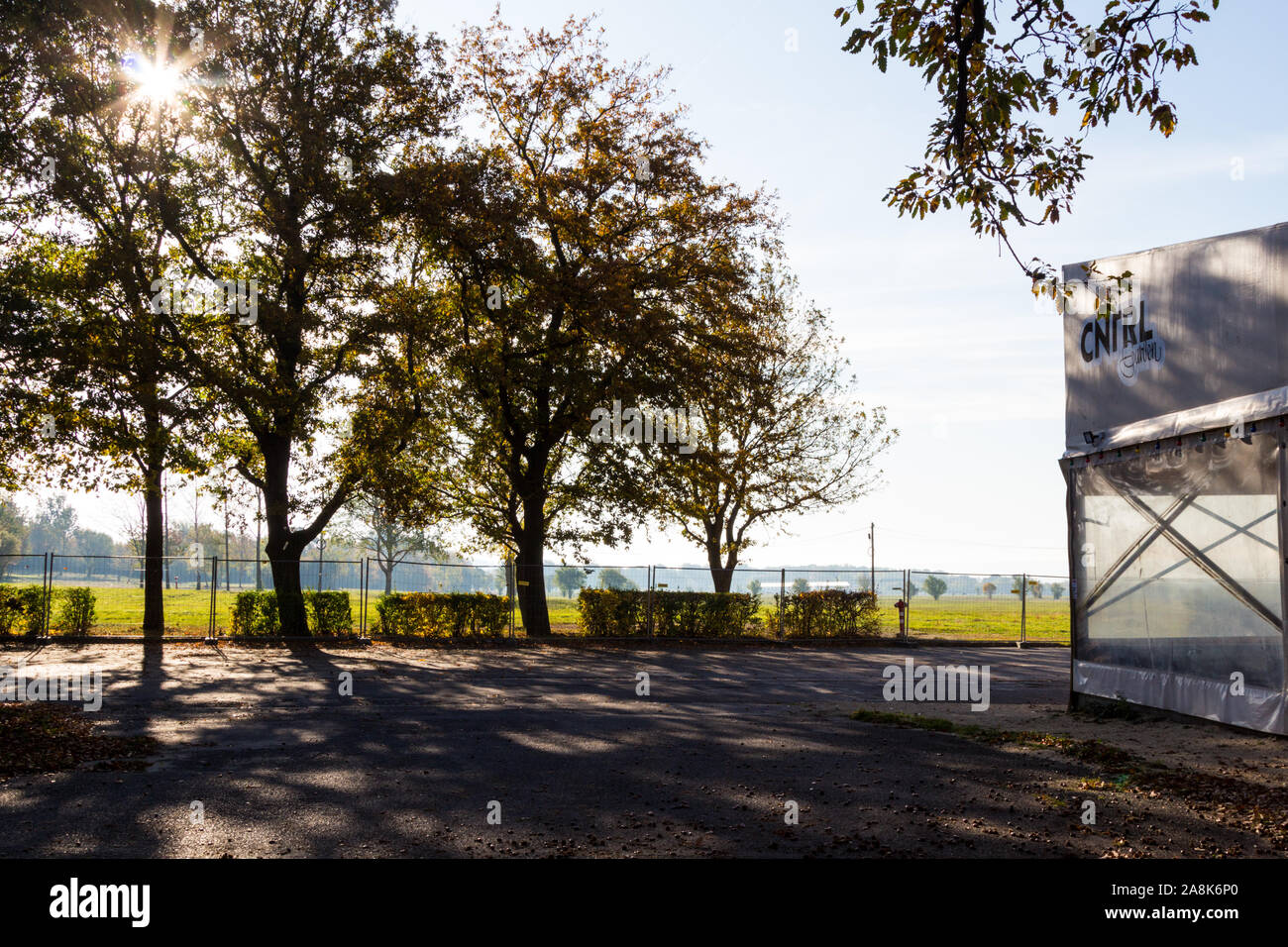 Website von VOLT Festival im Herbst. Leere Wiese in der Nähe des ehemaligen Geliebten Kemping Camping, Harkai Plato, Sopron, Ungarn Stockfoto