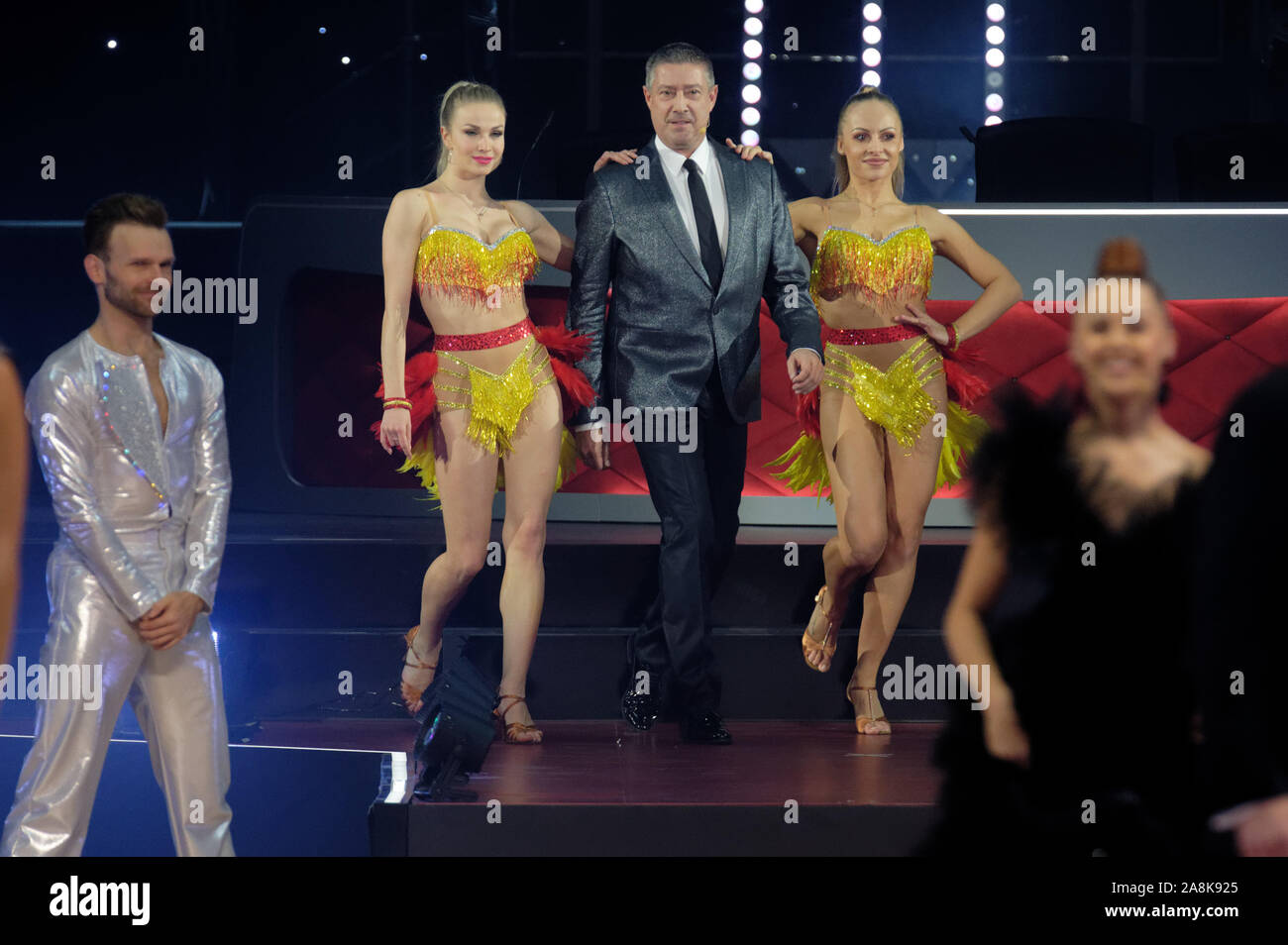 Dortmund, Deutschland. 09 Nov, 2019. Der juror Joachim Llambi kommt auf der Bühne bei der Premiere von "Let's Dance - Live-Tour 2019 "Sterben in der Westfalenhalle. Quelle: Henning Kaiser/dpa/Alamy leben Nachrichten Stockfoto