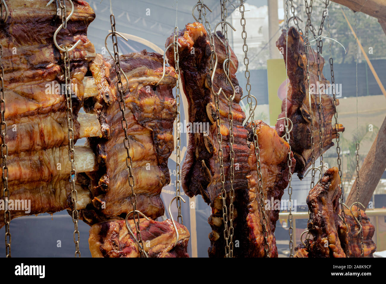 Eine Wäscheleine mit einige Rippen erhalten in einem Grill zubereitet Stockfoto