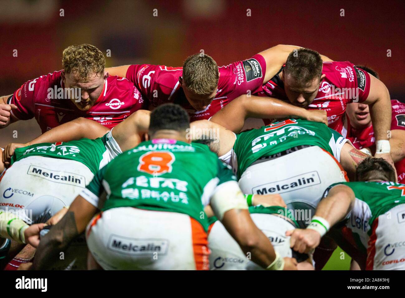 Llanelli, UK. 9. November 2019. Die Packs vorzubereiten auf ein Gedränge in der Scarlets v Benetton PRO 14 Rugby-spiel zu engagieren. Credit: gruffydd Ll. Thomas/Alamy leben Nachrichten Stockfoto