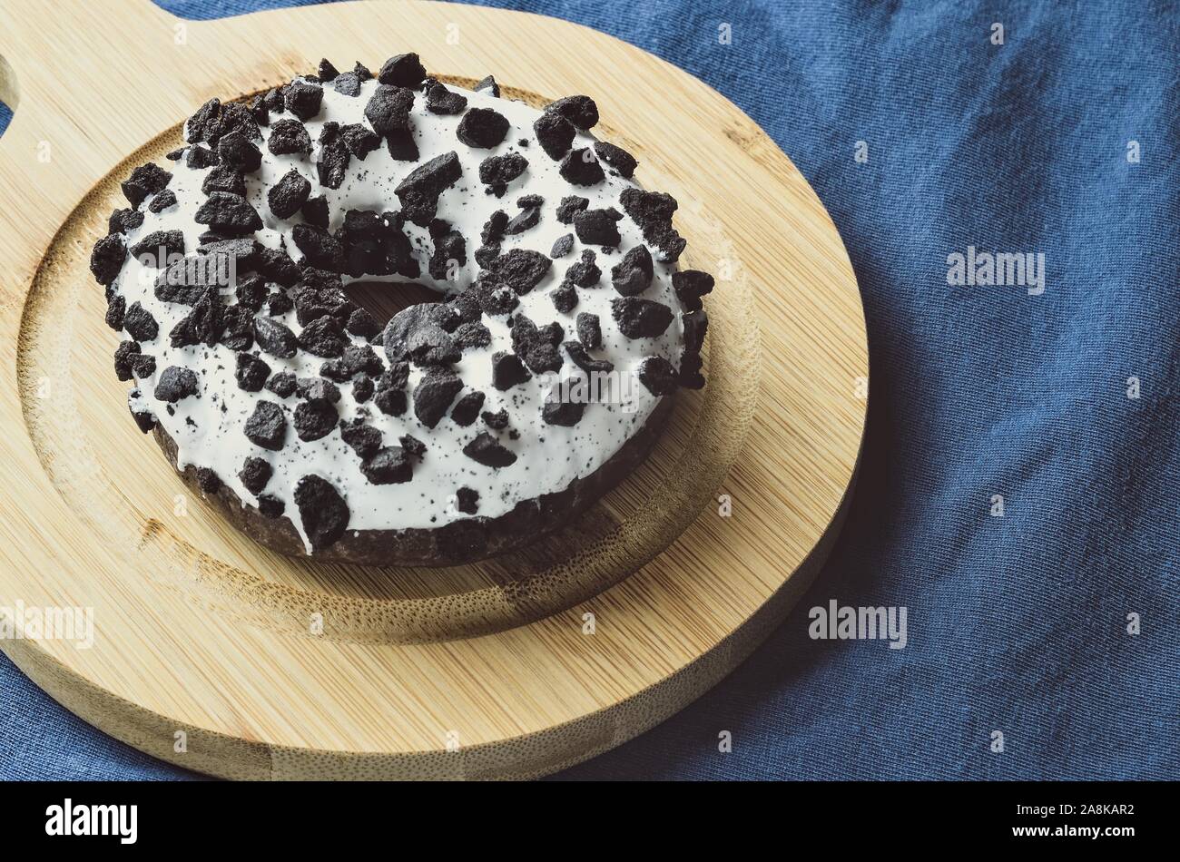 Köstlich süssen Snack. Donut in weisser Schokolade. Stockfoto