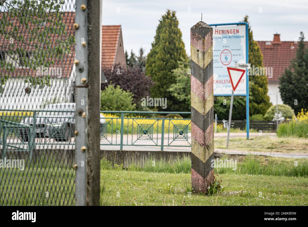 15. Mai 2019, Thüringen Großensee: ein ehemaliger DDR-Grez Post steht auf einem kleinen Stück der ehemaligen DDR grenzbefestigung zwischen Großensee in Thüringen und Kleinensee (im Hintergrund) in Hessen. Foto: Frank Rumpenhorst/dpa Stockfoto