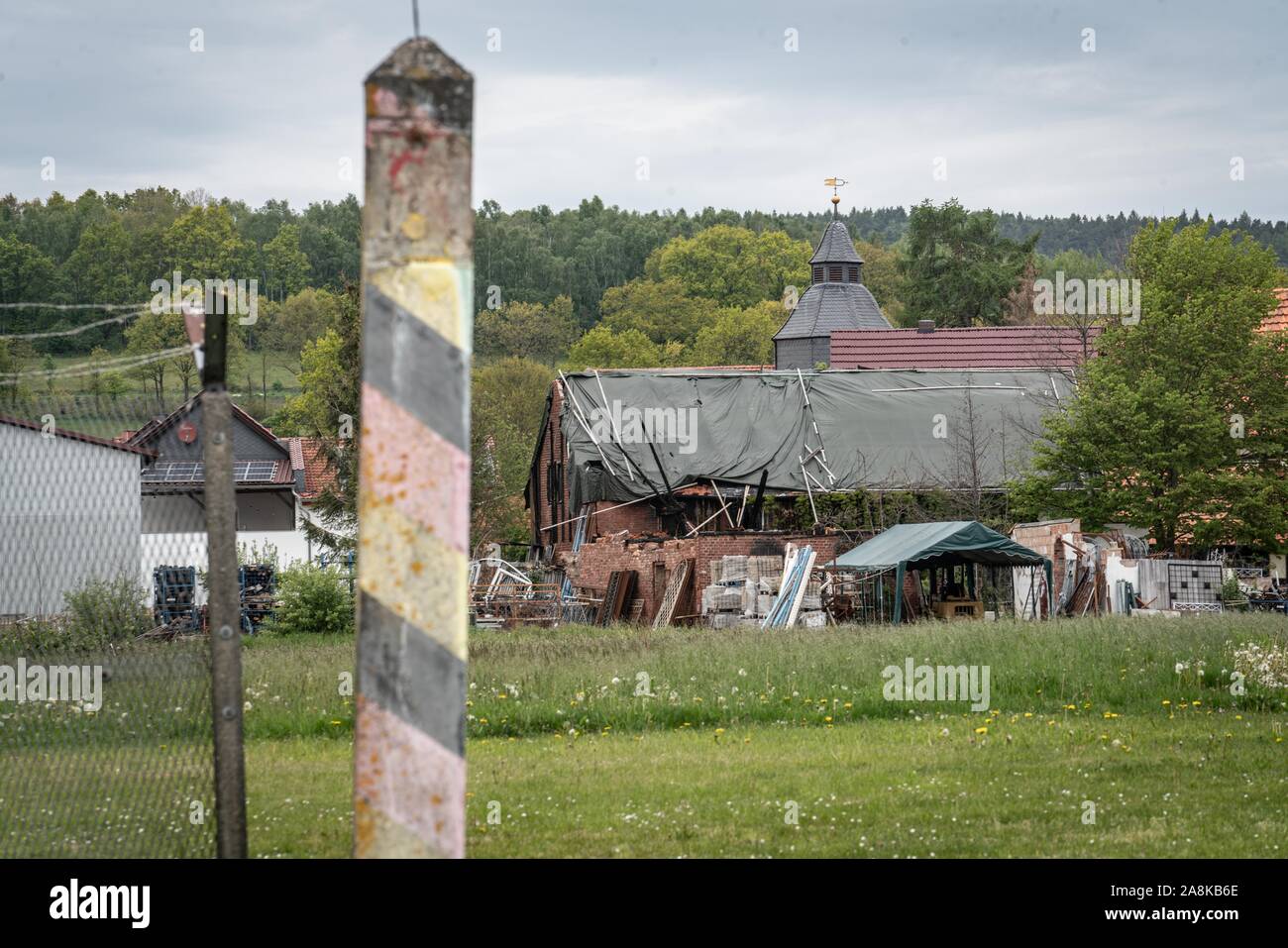 15. Mai 2019, Thüringen Großensee: ein ehemaliger DDR-Grez Post steht auf einem kleinen Stück der ehemaligen DDR grenzbefestigung zwischen Großensee (im Hintergrund) in Thüringen und Kleinensee in Hessen. Foto: Frank Rumpenhorst/dpa Stockfoto