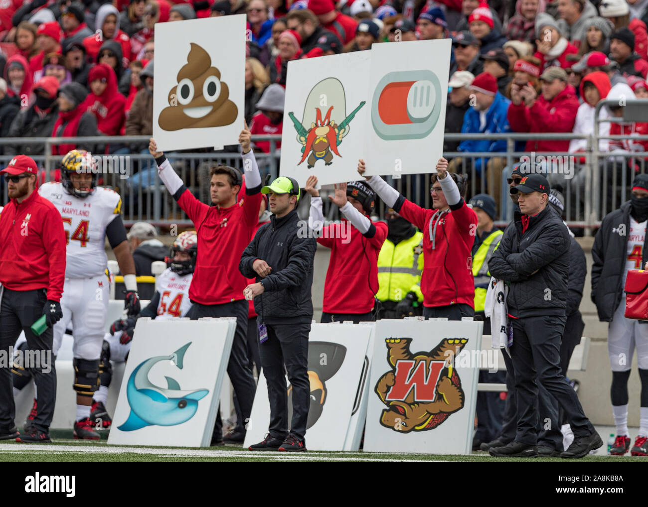 Columbus, Ohio, USA. 9 Nov, 2019. Maryland Dosenschildkröten Trainer Signal an ihre Handlung aus dem Nebenerwerb in der ersten Hälfte des Spiels zwischen dem Maryland Dosenschildkröten und die Ohio State Buckeyes am Ohio Stadium, Columbus, Ohio. Credit: Scott Stuart/ZUMA Draht/Alamy leben Nachrichten Stockfoto