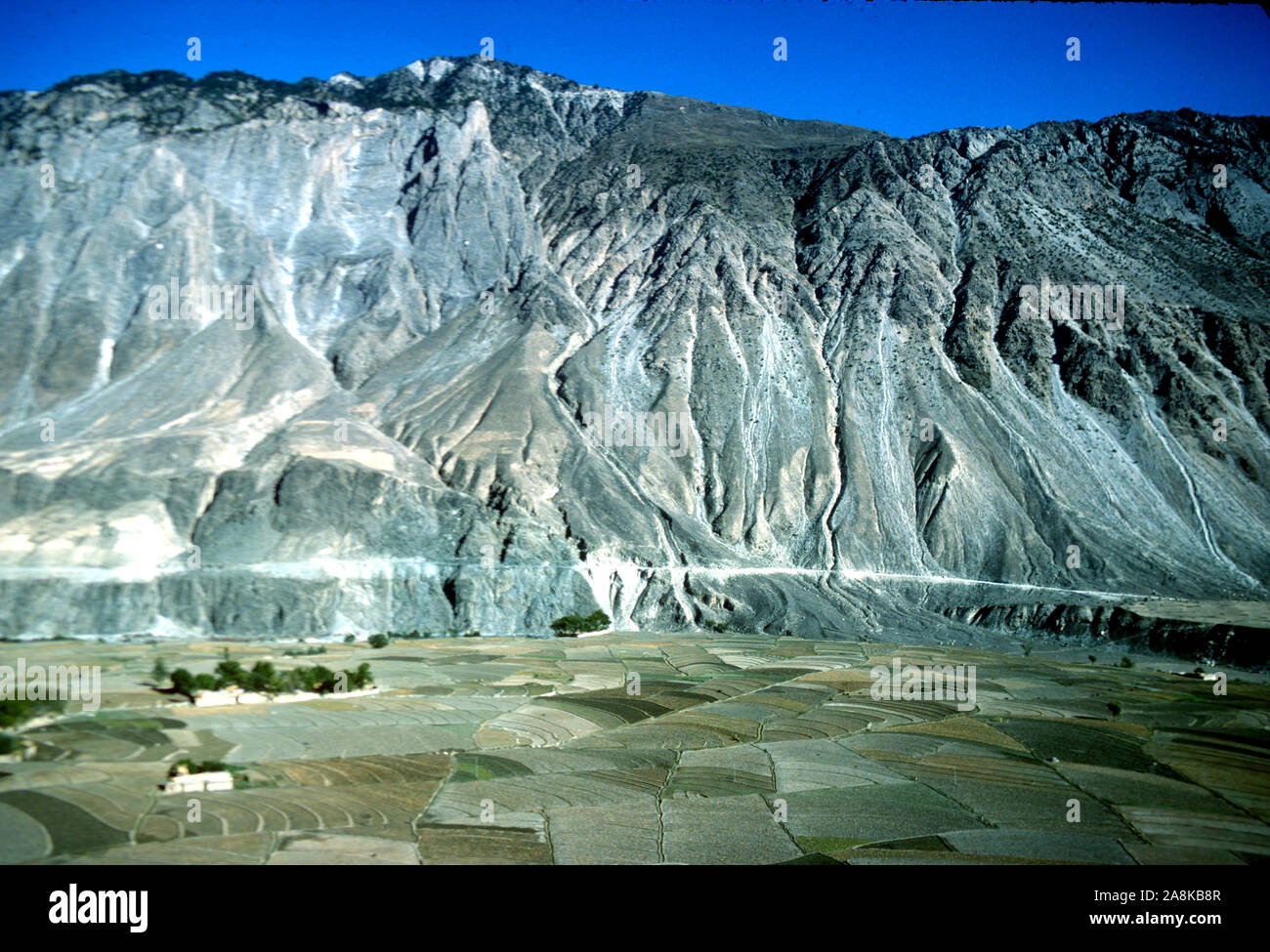 Die URSPRÜNGLICHE Seidenstraße am Fuße der Karakorum-Berge in der Gilgit-Region Nordgebiete Pakistans, 1980 Stockfoto