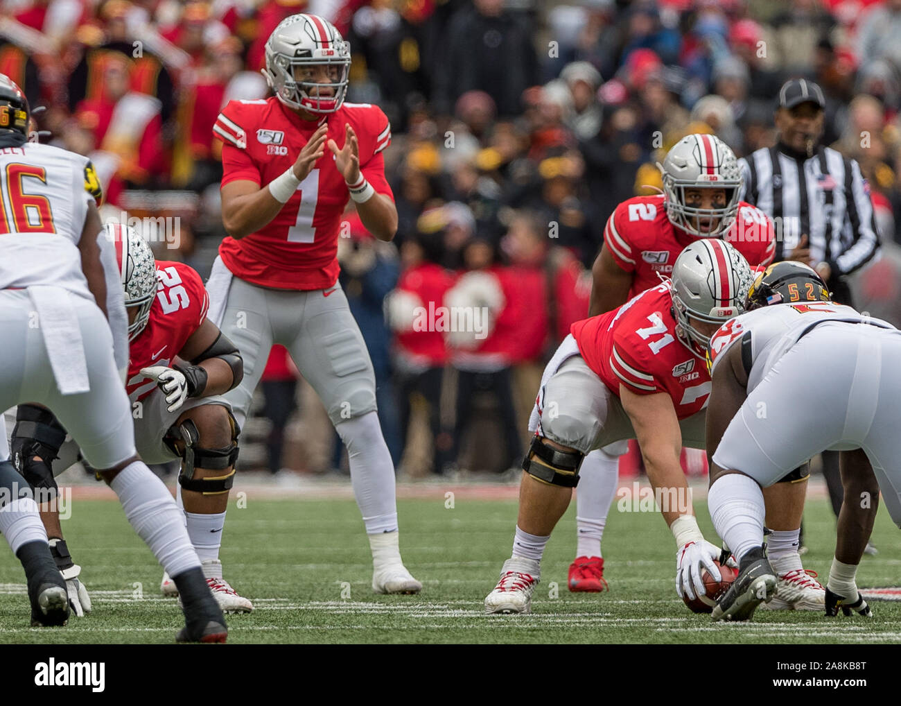 Columbus, Ohio, USA. 9 Nov, 2019. Ohio State Buckeyes Quarterback Justin Felder (1) bereitet die Snap in der ersten Hälfte des Spiels zwischen dem Maryland Dosenschildkröten und die Ohio State Buckeyes am Ohio Stadium, Columbus, Ohio. Credit: Scott Stuart/ZUMA Draht/Alamy leben Nachrichten Stockfoto