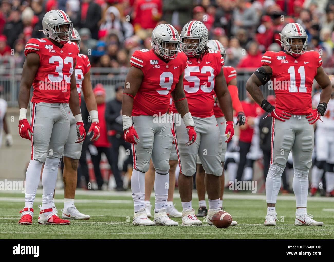 Columbus, Ohio, USA. 9 Nov, 2019. Die Ohio State Buckeyes Verteidigung-Leitungen, die in der ersten Hälfte des Spiels zwischen dem Maryland Dosenschildkröten und die Ohio State Buckeyes am Ohio Stadium, Columbus, Ohio. Credit: Scott Stuart/ZUMA Draht/Alamy leben Nachrichten Stockfoto