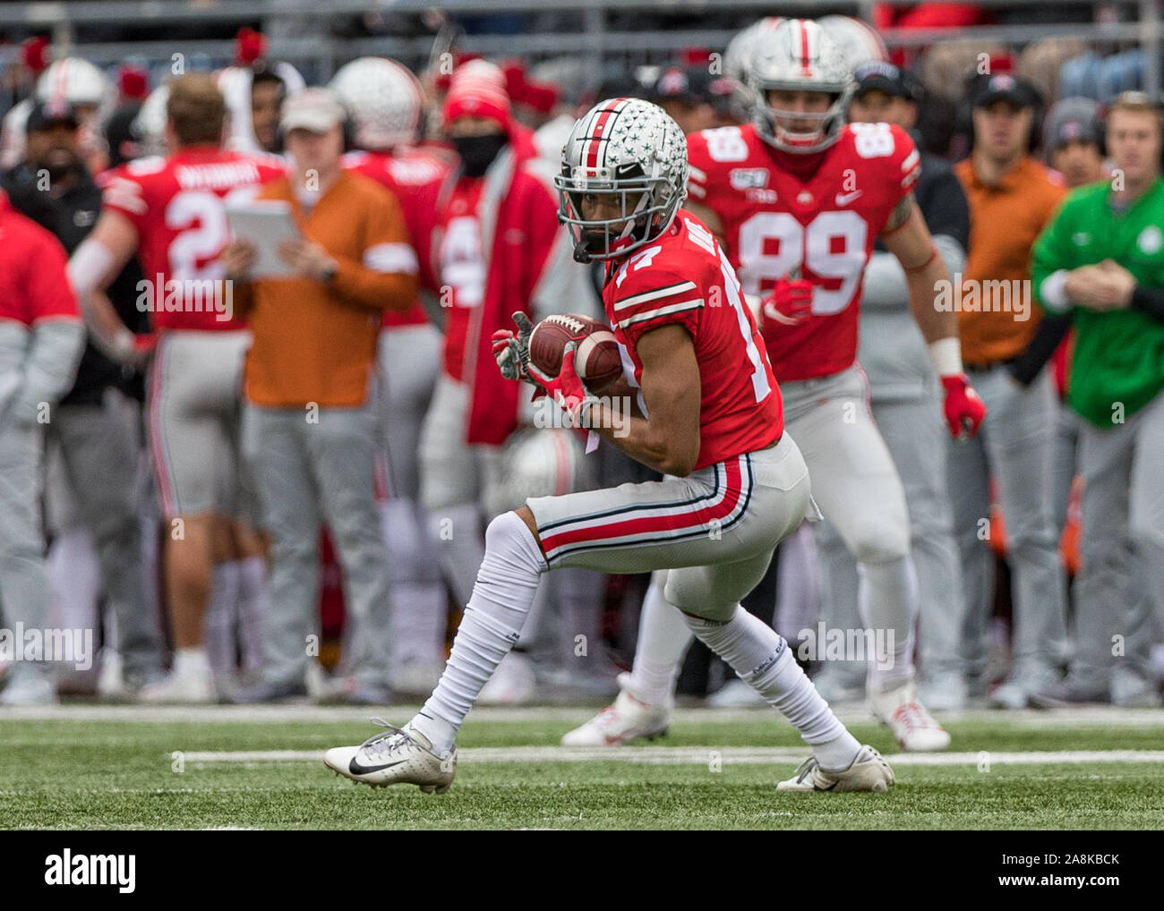 Columbus, Ohio, USA. 9 Nov, 2019. Ohio State Buckeyes wide receiver Chris Olave (17) fängt einen Pass in der ersten Hälfte des Spiels zwischen dem Maryland Dosenschildkröten und die Ohio State Buckeyes am Ohio Stadium, Columbus, Ohio. Credit: Scott Stuart/ZUMA Draht/Alamy leben Nachrichten Stockfoto