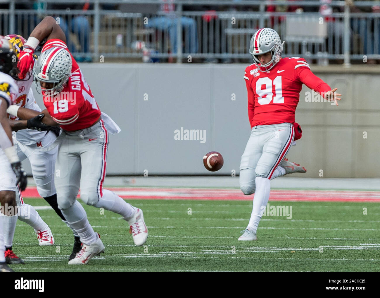 Columbus, Ohio, USA. 9 Nov, 2019. Ohio State Buckeyes Börsenspekulant Drue Chrisman (91) Punts in der zweiten Hälfte des Spiels zwischen dem Maryland Dosenschildkröten und die Ohio State Buckeyes am Ohio Stadium, Columbus, Ohio. Credit: Scott Stuart/ZUMA Draht/Alamy leben Nachrichten Stockfoto