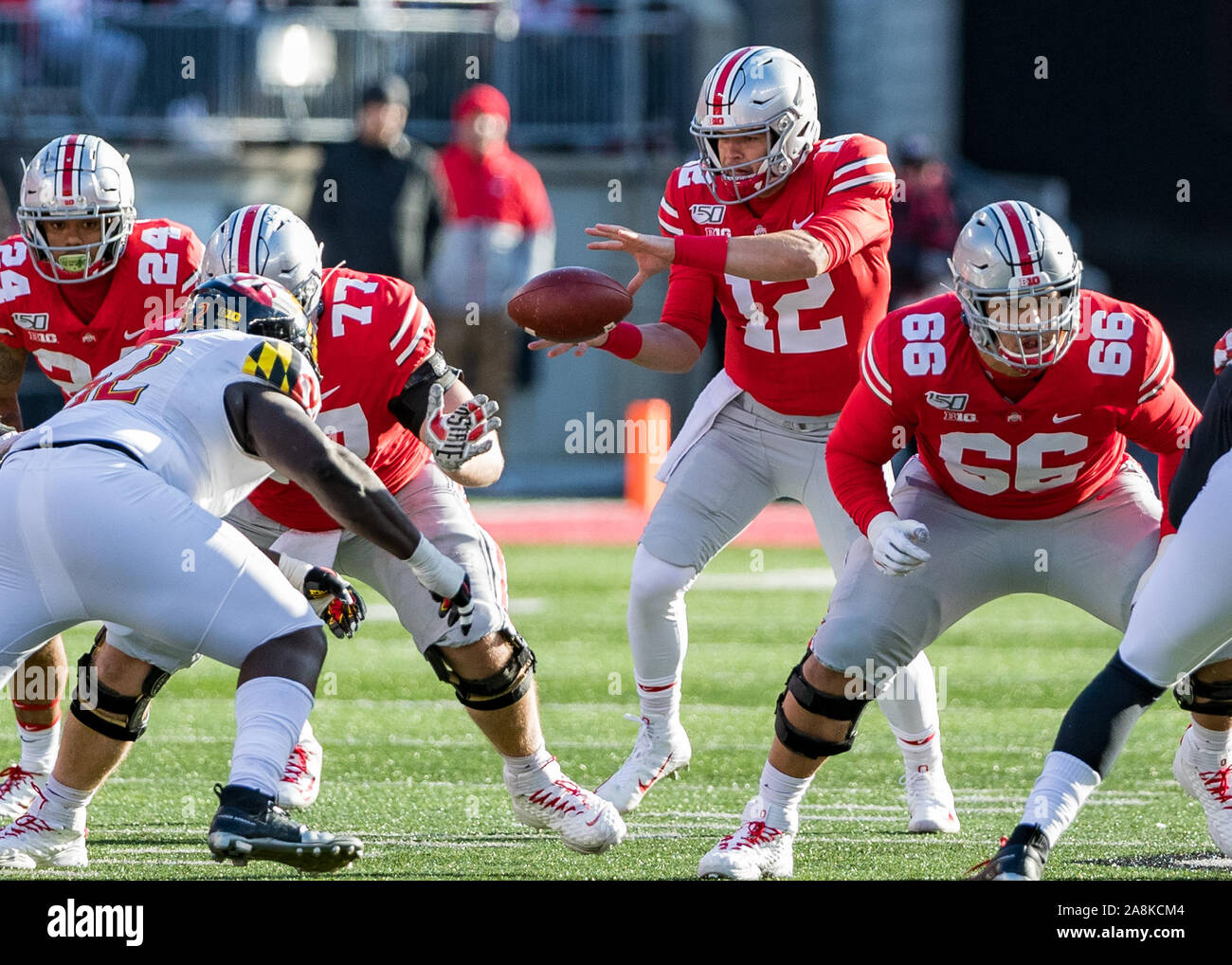 Columbus, Ohio, USA. 9 Nov, 2019. Ohio State Buckeyes quarterback Gunnar Hoak (12) nimmt den Snap in der zweiten Hälfte des Spiels zwischen dem Maryland Dosenschildkröten und die Ohio State Buckeyes am Ohio Stadium, Columbus, Ohio. Credit: Scott Stuart/ZUMA Draht/Alamy leben Nachrichten Stockfoto