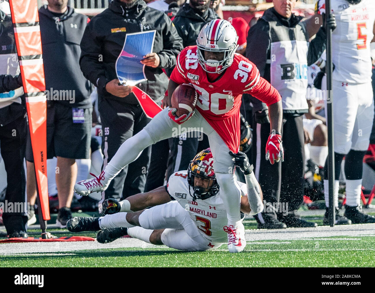 Columbus, Ohio, USA. 9 Nov, 2019. Ohio State Buckeyes zurück laufen Demario McCall (30) entzieht sich der Bekämpfung von Maryland Dosenschildkröten Defensive zurück Nick Kreuz (3) in der zweiten Hälfte des Spiels zwischen dem Maryland Dosenschildkröten und die Ohio State Buckeyes am Ohio Stadium, Columbus, Ohio. Credit: Scott Stuart/ZUMA Draht/Alamy leben Nachrichten Stockfoto