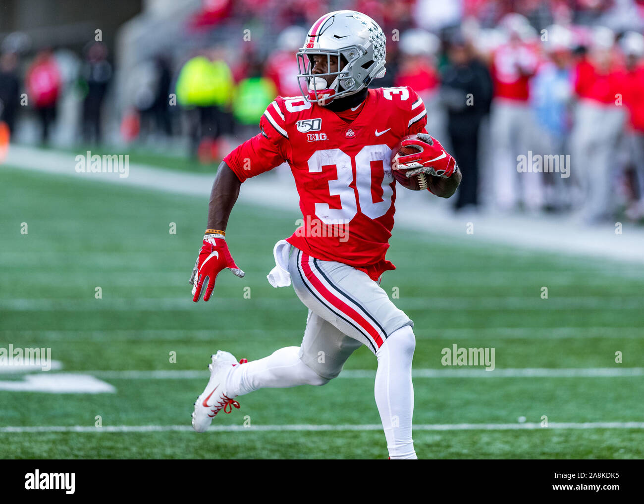 Columbus, Ohio, USA. 9 Nov, 2019. Ohio State Buckeyes zurück laufen Demario McCall (30) Kerben auf einen Lauf in der zweiten Hälfte des Spiels zwischen dem Maryland Dosenschildkröten und die Ohio State Buckeyes am Ohio Stadium, Columbus, Ohio. Credit: Scott Stuart/ZUMA Draht/Alamy leben Nachrichten Stockfoto