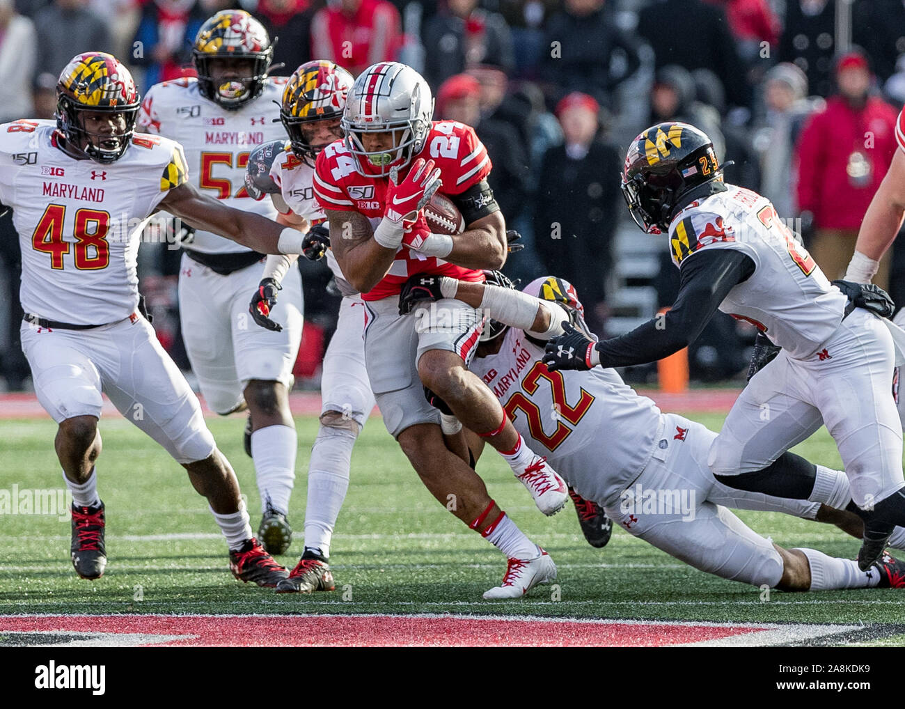 Columbus, Ohio, USA. 9 Nov, 2019. Ohio State Buckeyes zurück Marcus Crowley (24) trägt den Ball in der zweiten Hälfte des Spiels zwischen dem Maryland Dosenschildkröten und die Ohio State Buckeyes am Ohio Stadium, Columbus, Ohio. Credit: Scott Stuart/ZUMA Draht/Alamy leben Nachrichten Stockfoto