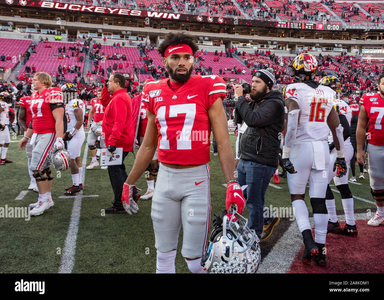 Columbus, Ohio, USA. 9 Nov, 2019. Ohio State Buckeyes wide receiver Chris Olave (17) auf das Feld nach dem Spiel zwischen dem Maryland Dosenschildkröten und die Ohio State Buckeyes am Ohio Stadium, Columbus, Ohio. Credit: Scott Stuart/ZUMA Draht/Alamy leben Nachrichten Stockfoto