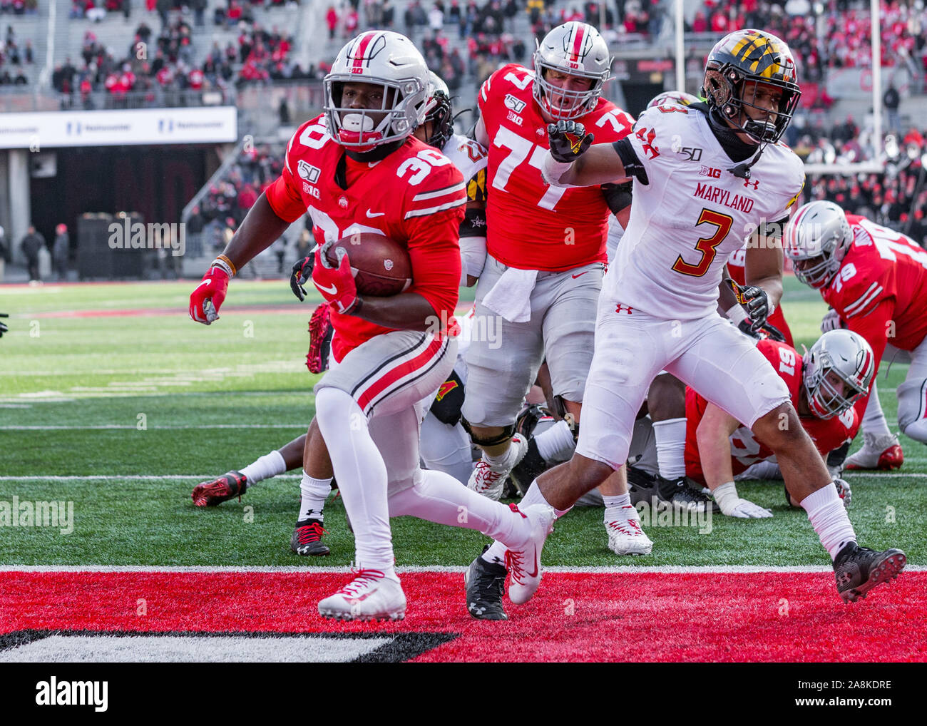 Columbus, Ohio, USA. 9 Nov, 2019. Ohio State Buckeyes zurück laufen Demario McCall (30) Kerben in der zweiten Hälfte des Spiels zwischen dem Maryland Dosenschildkröten und die Ohio State Buckeyes am Ohio Stadium, Columbus, Ohio. Credit: Scott Stuart/ZUMA Draht/Alamy leben Nachrichten Stockfoto