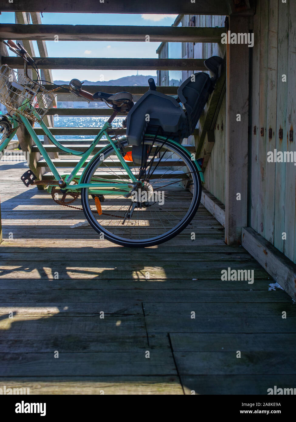 Fahrrad geparkt Unterhalb einige Schritte auf einer Promenade Stockfoto