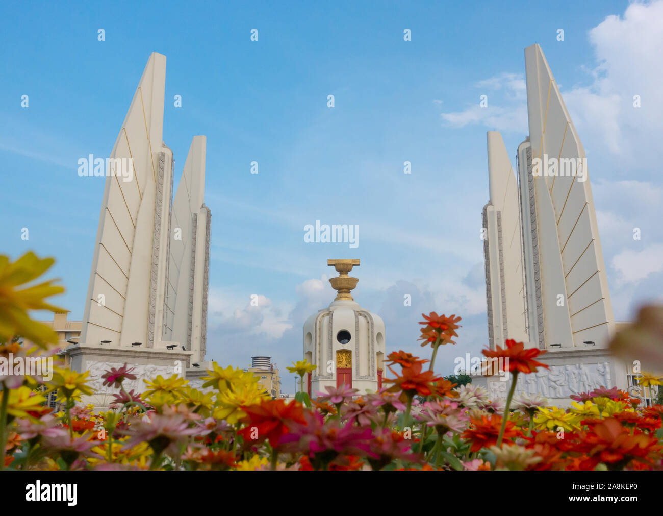 Demokratie Denkmal mit blauem Himmel in Bangkok, Thailand Stockfoto