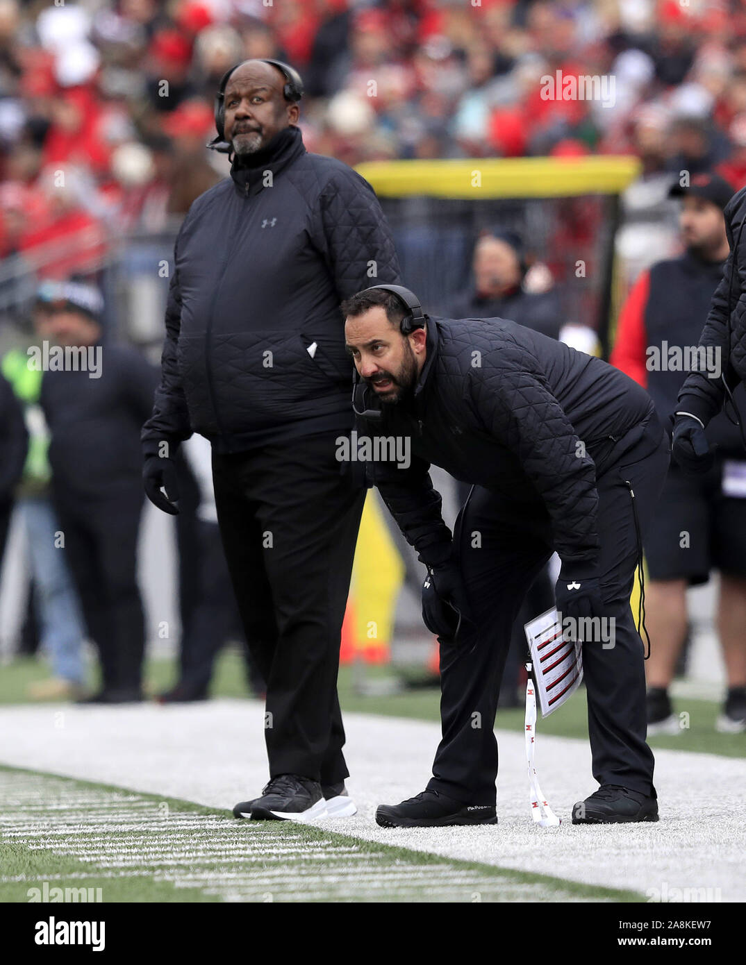 Columbus, United States. 09 Nov, 2019. Maryland Dosenschildkröten Head Coach Mike Locksley (L) und Special Teams Coach John Papuchis Blick auf gegen die Ohio State Buckeyes Samstag, 9. November 2019 in Columbus, Ohio. Foto von Aaron Josefczyk/UPI Quelle: UPI/Alamy leben Nachrichten Stockfoto