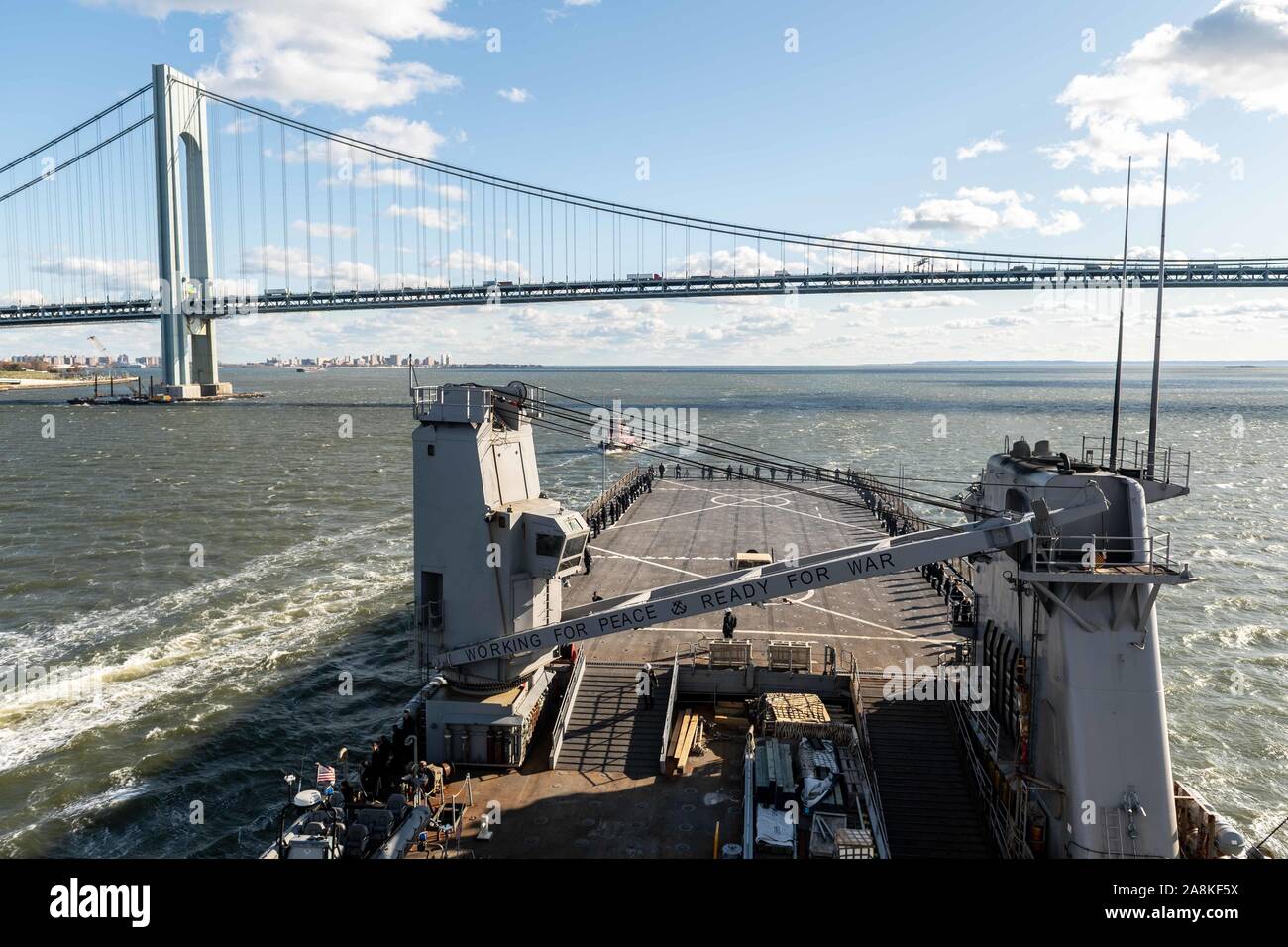 191108-N-OQ 778-1015 NEW YORK (Nov. 8, 2019) USS Carter Hall (LSD 50) kommt in New York City in Veterans Day Veranstaltungen teilzunehmen, November 8, 2019. New York City ist das Hosting einer Veteranen Woche Feier zum Gedenken an den 100. Jahrestag der Urlaub und die Unterstützung für die Nation Veteranen angezeigt. (U.S. Marine Foto von Mass Communication Specialist 3. Klasse Kody A. Phillips) Stockfoto