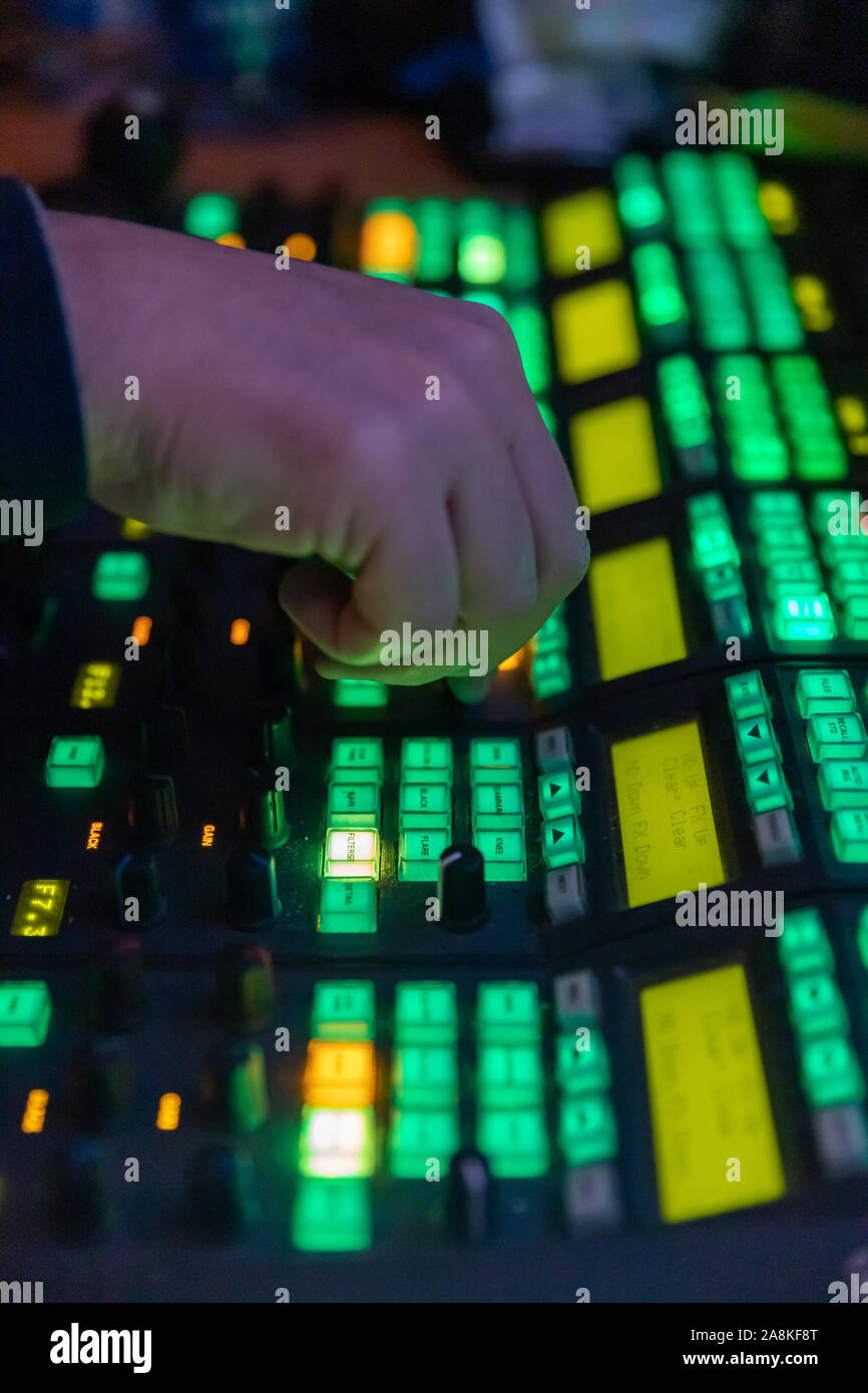 Video Operator macht Anpassungen auf ein professionelles Fernsehen Kamera, geringe Tiefenschärfe. Stockfoto