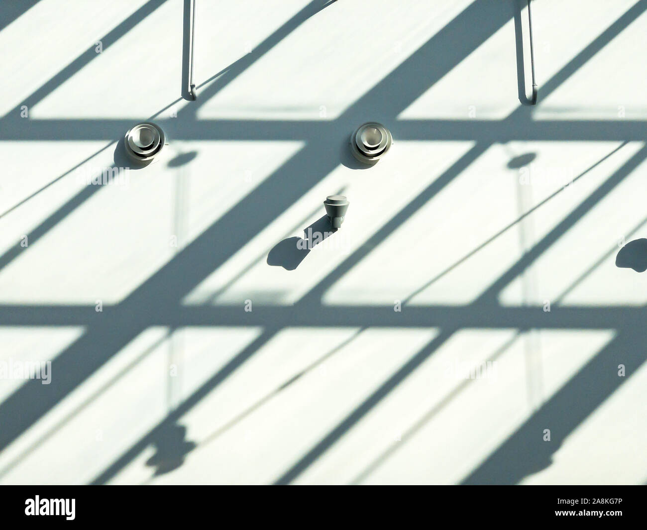 Schatten von Glas dach an der Wand. abstrakten Architektonischen Hintergrund Stockfoto