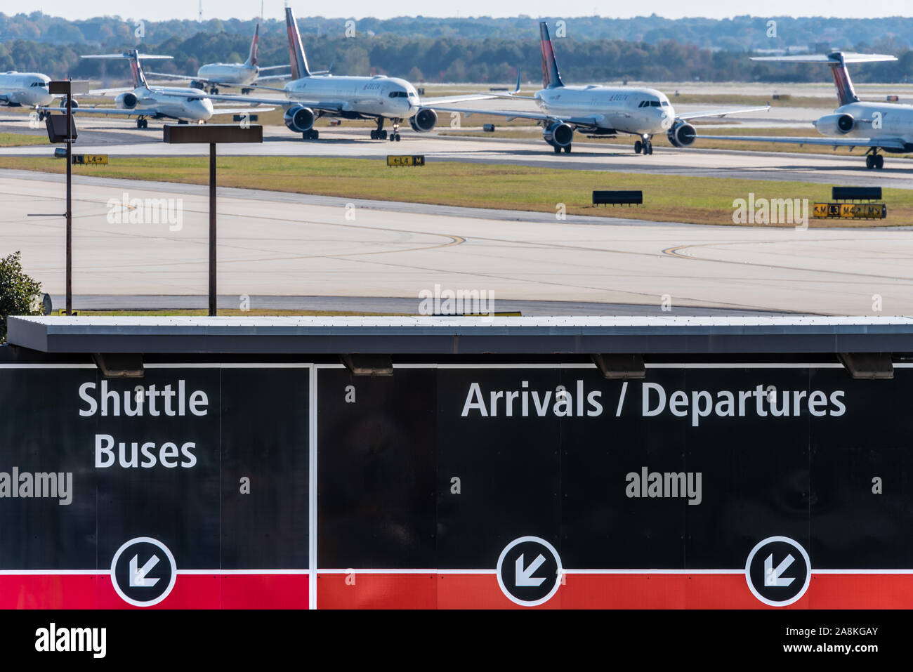 Lange Linie der Delta Air Lines Jets warten auf Sie am internationalen Flughafen Hartsfield-Jackson Atlanta (der weltweit verkehrsreichsten Flughafen) in Atlanta, GA. Stockfoto
