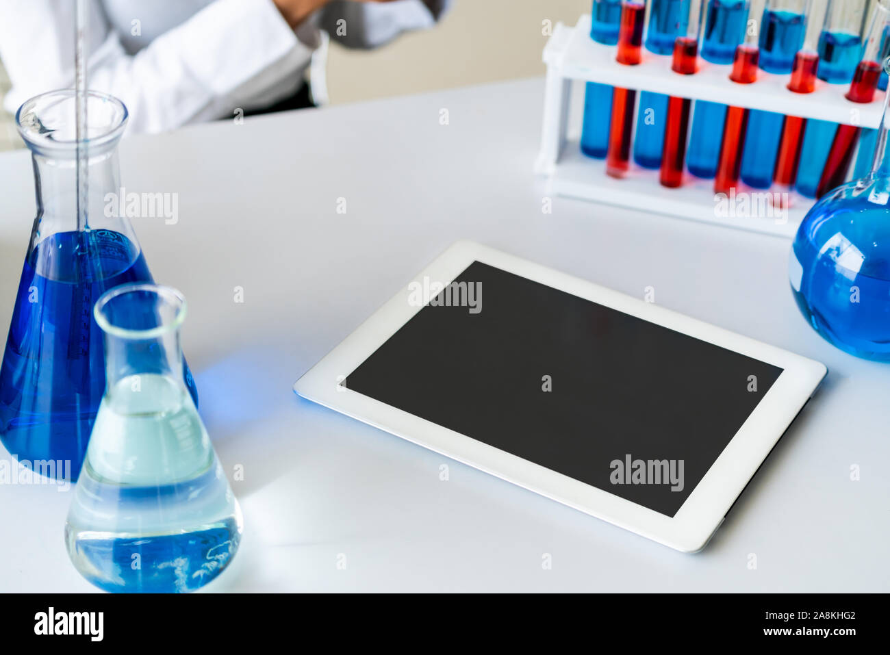 Tablet-PC im Labor und in der Biochemie Probe im Reagenzglas. Wissenschaft Technologie Forschung und Entwicklung Studie Konzept. Stockfoto