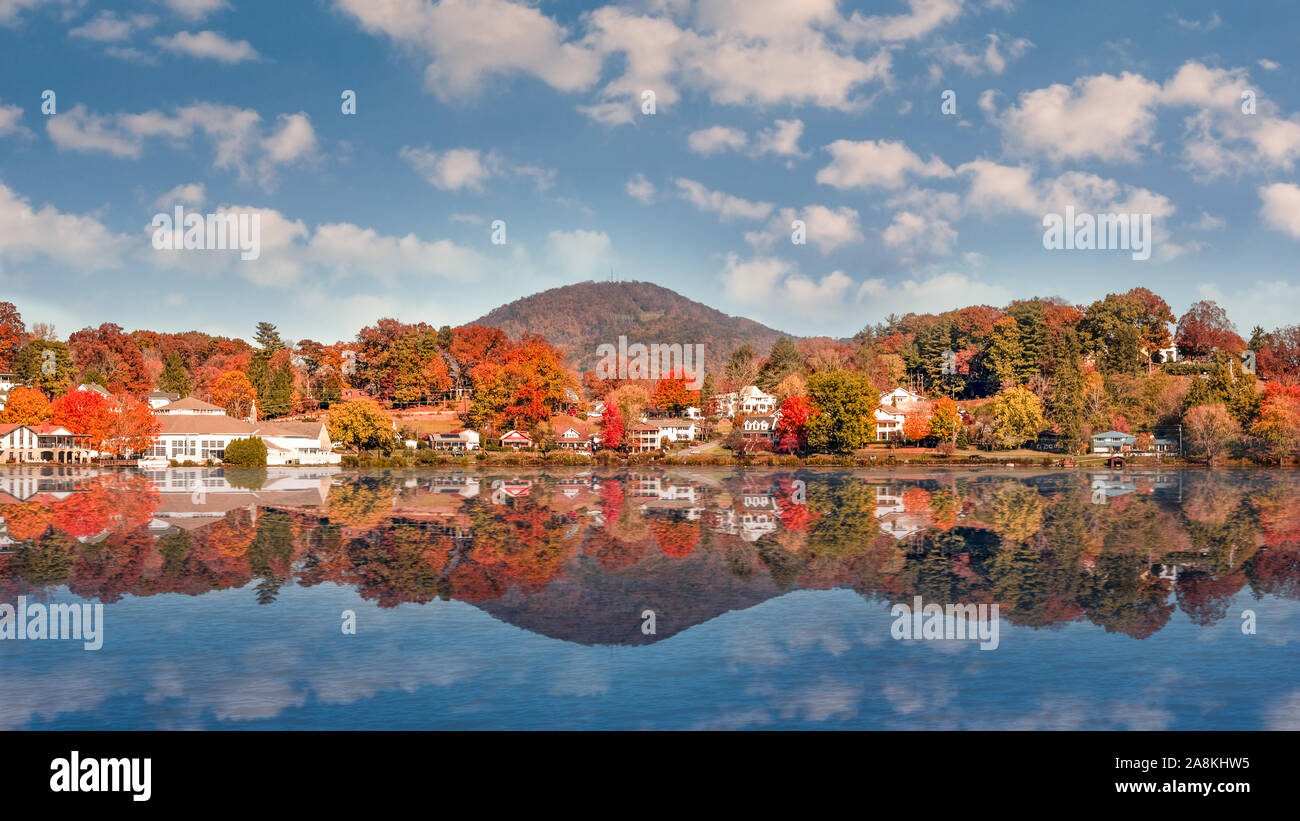 Herbst Landschaft mit See Häuser mit Reflexionen in Lake Junaluska Stockfoto