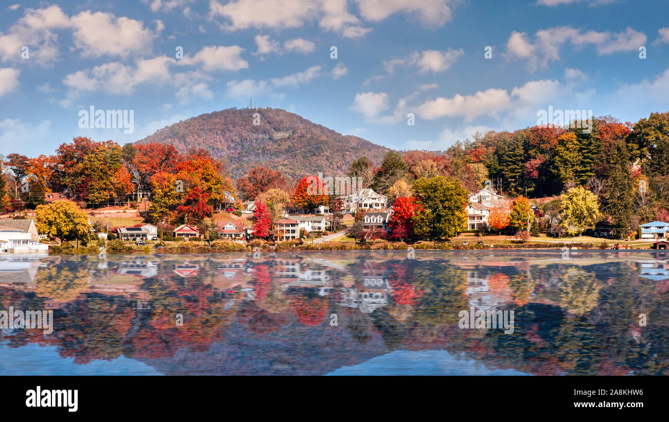 Herbst Landschaft mit See Häuser mit Reflexionen in Lake Junaluska Stockfoto