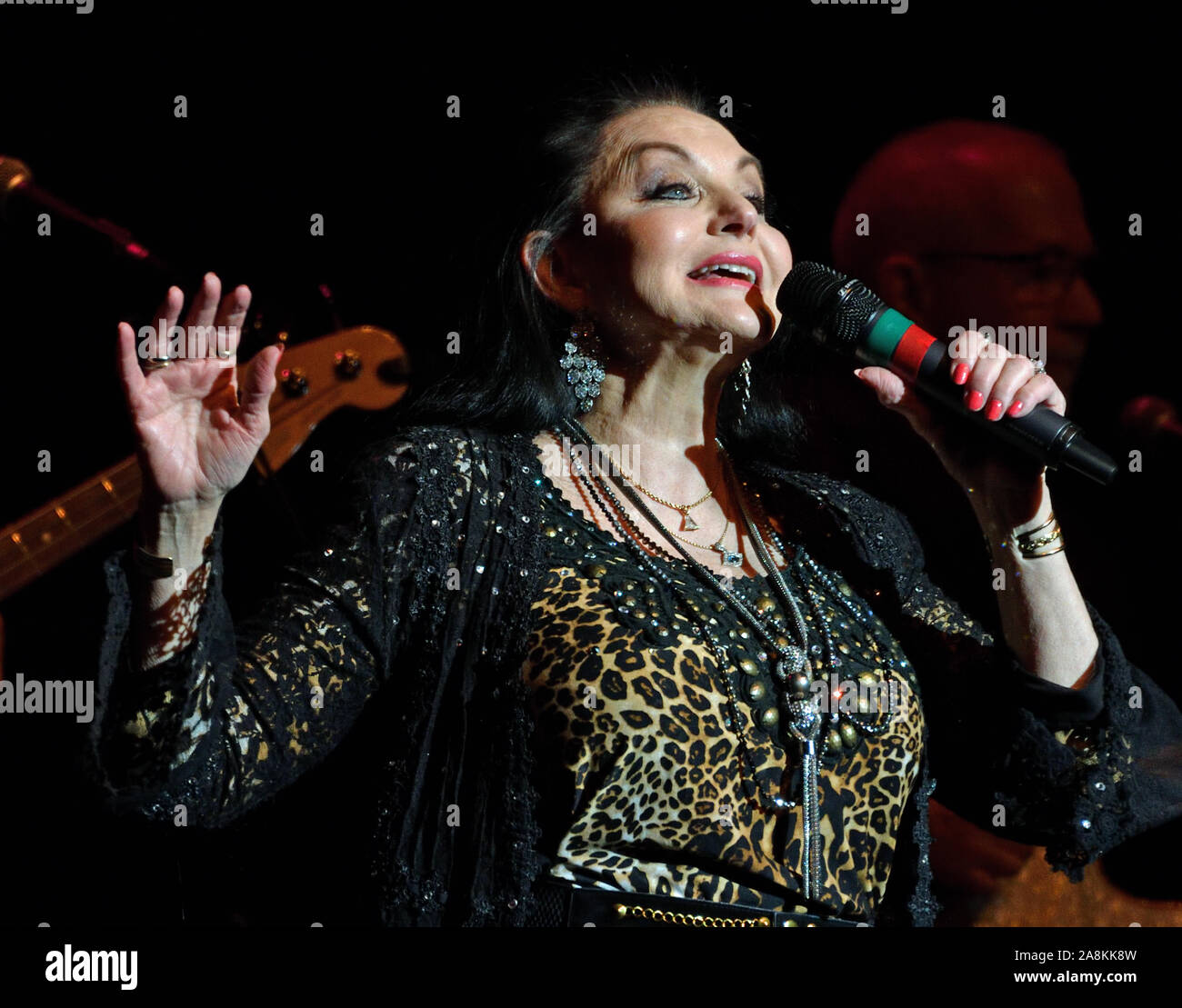 Emporia Kansas, USA, November 8, 2019 Preisgekrönte Country Music legende Crystal Gayle während ihrer Leistung für die Veteranen Tag Konzert im historischen Granada Theater Credit: Mark Reinstein/MediaPunch Stockfoto