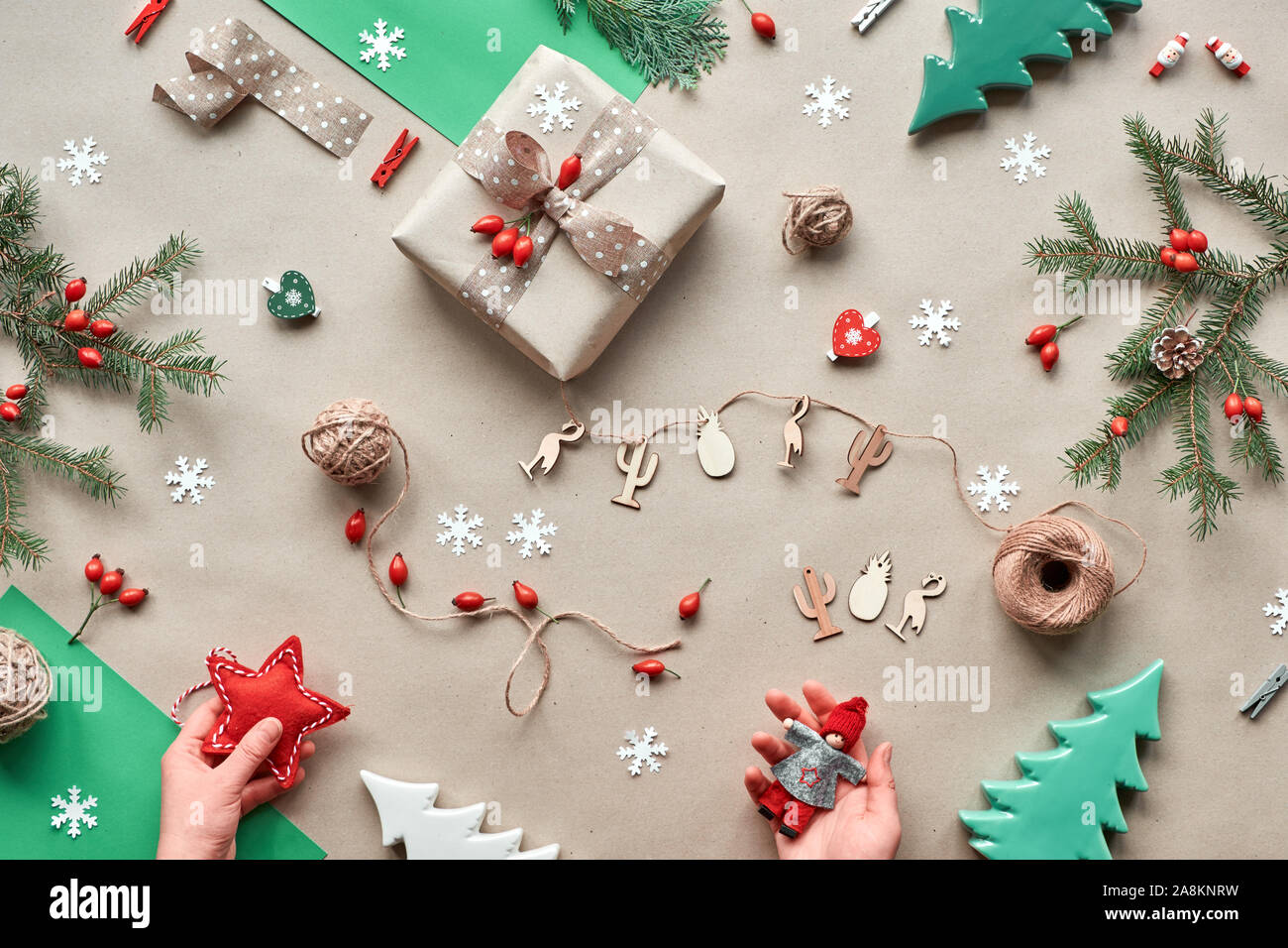 Null Abfall Weihnachten, Konzept flache Layout auf rustikalen, mit Holz. Handgefertigte Geschenke, Weihnachtsschmuck aus biologisch abbaubaren Materialien, kein Kunststoff. Stockfoto
