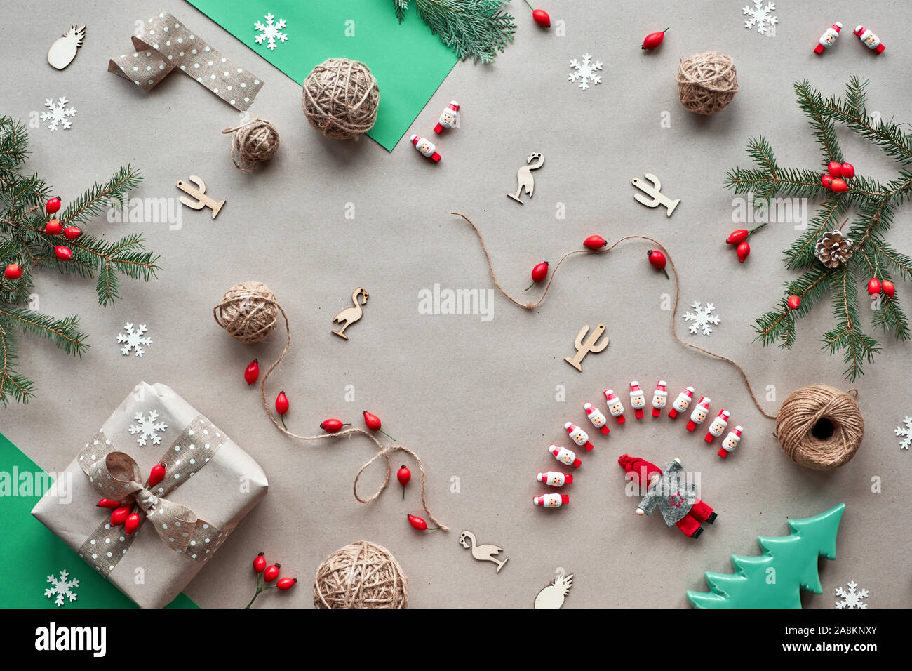 Null Abfall Weihnachten, Konzept flache Layout auf rustikalen, mit Holz. Handgefertigte Geschenke, Weihnachtsschmuck, ohne Plastik, aus biologisch abbaubaren Materi Stockfoto