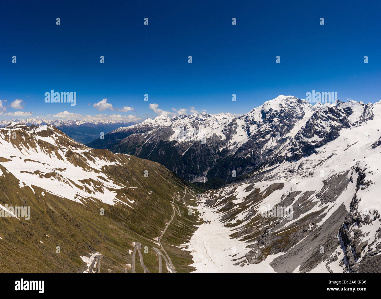 Kurvenreiche Straße an der Oberseite des Stilfser Joch in den Alpen in der Nähe von Bormio in Italien Stockfoto