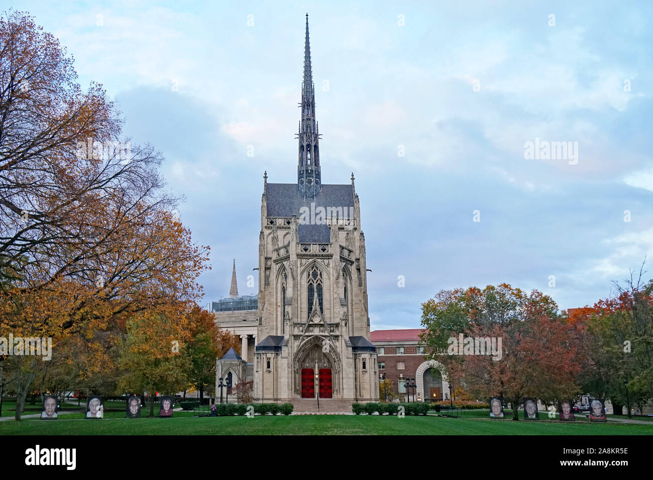 PITTSBURGH - NOVEMBER 2019: Heinz Memorial Kapelle an der Universität von Pittsburgh ist eine Konfessionell gotisches Gebäude mit kunstvollen Steinmetzarbeiten spenden Stockfoto