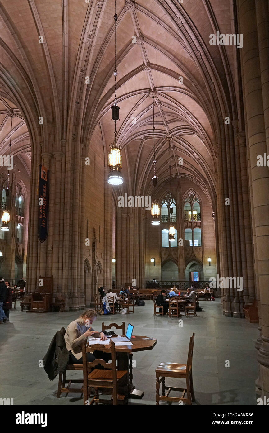 PITTSBURGH - NOVEMBER 2019: Die Studie Halle an der Universität von Pittsburgh als Kathedrale des Lernens bekannt wegen seiner architektonischen resemblanc Stockfoto