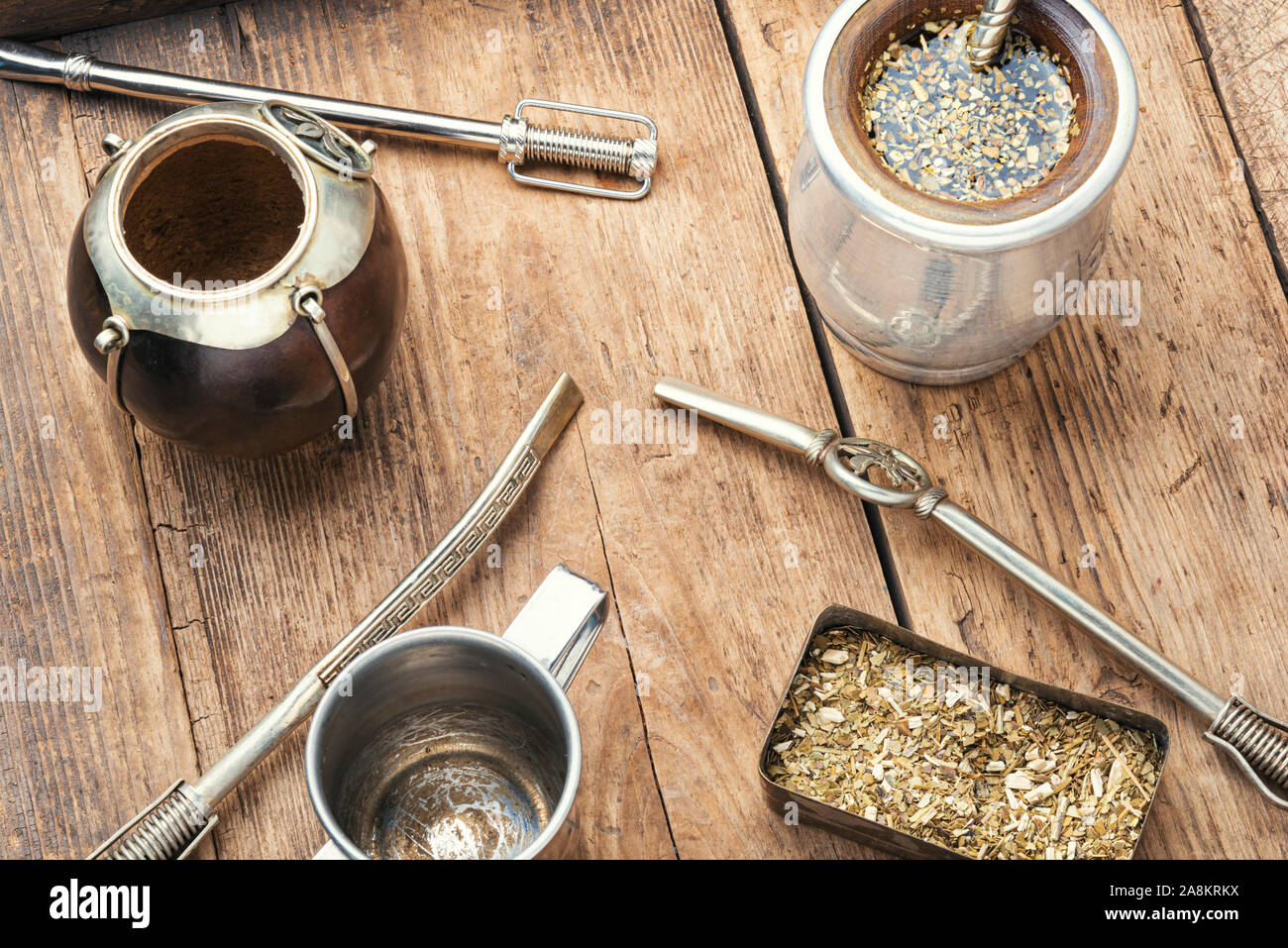 Calabash und Bombilla mit Yerba mate. Traditionellen Mate Tee Stockfoto