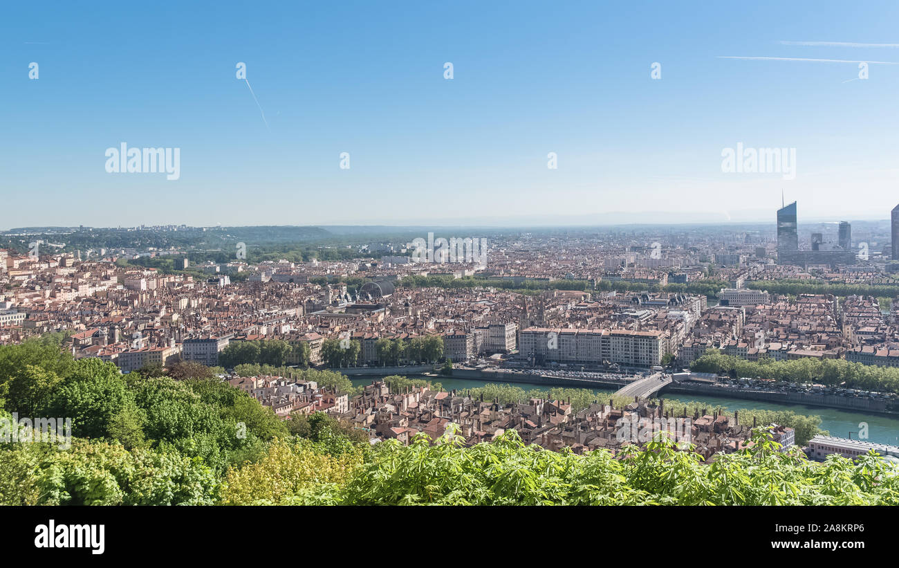 Vieux-Lyon, Kathedrale Saint-Jean-Baptiste, bunte Häuser und Brücken im alten Zentrum, der Place Bellecour im Hintergrund Stockfoto