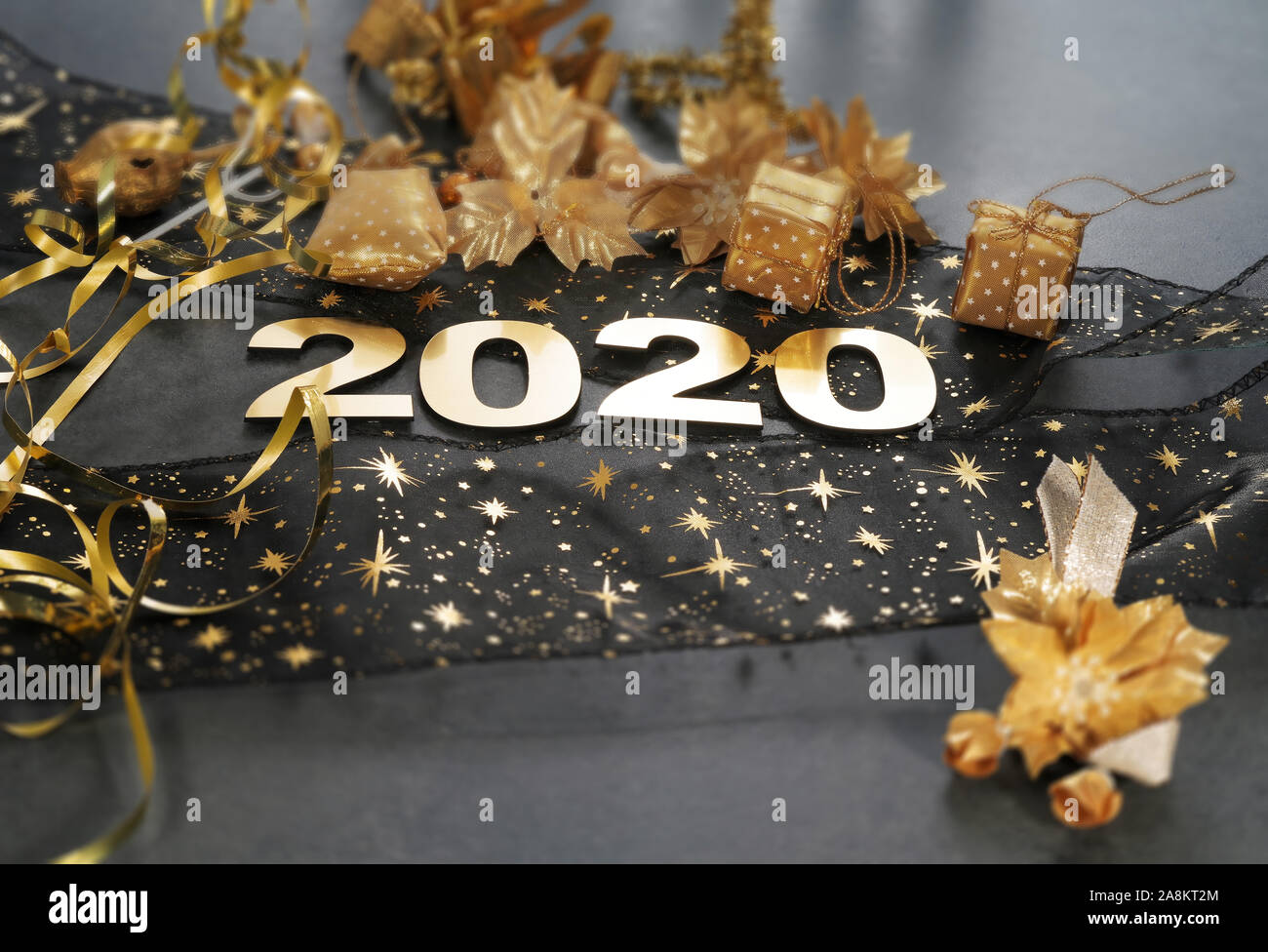 Frohes Neues Jahr 2020. Symbol von der Zahl 2020 auf Stein Hintergrund Stockfoto